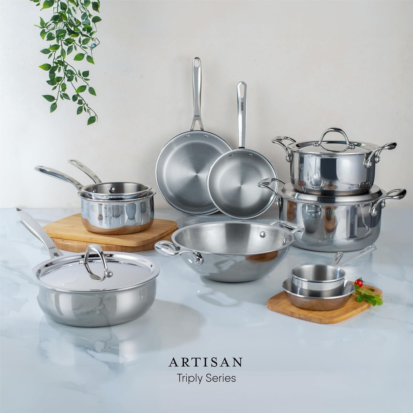 Roestvrijstalen pan met deksel diameter 20 cm, 1,3 l voor 2 personen Triply: Deze pan is gemaakt met een speciale drielaagse constructie die uitstekende warmtegeleiding en duurzaamheid garandeert, terwijl het contact van voedsel met aluminium voorkomt, wa