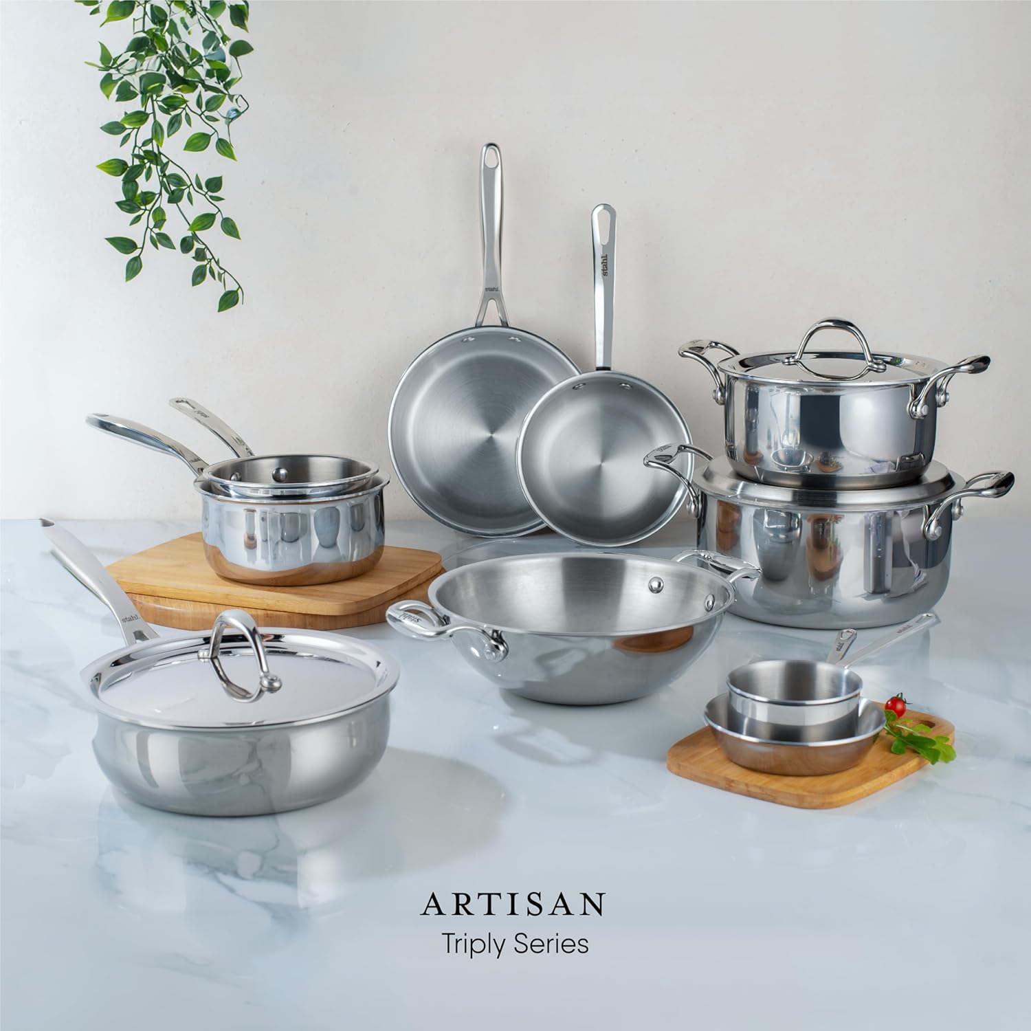 Roestvrijstalen pan met deksel diameter 20 cm, 1,3 l voor 2 personen Triply: Deze pan is gemaakt met een speciale drielaagse constructie die uitstekende warmtegeleiding en duurzaamheid garandeert, terwijl het contact van voedsel met aluminium voorkomt, wa