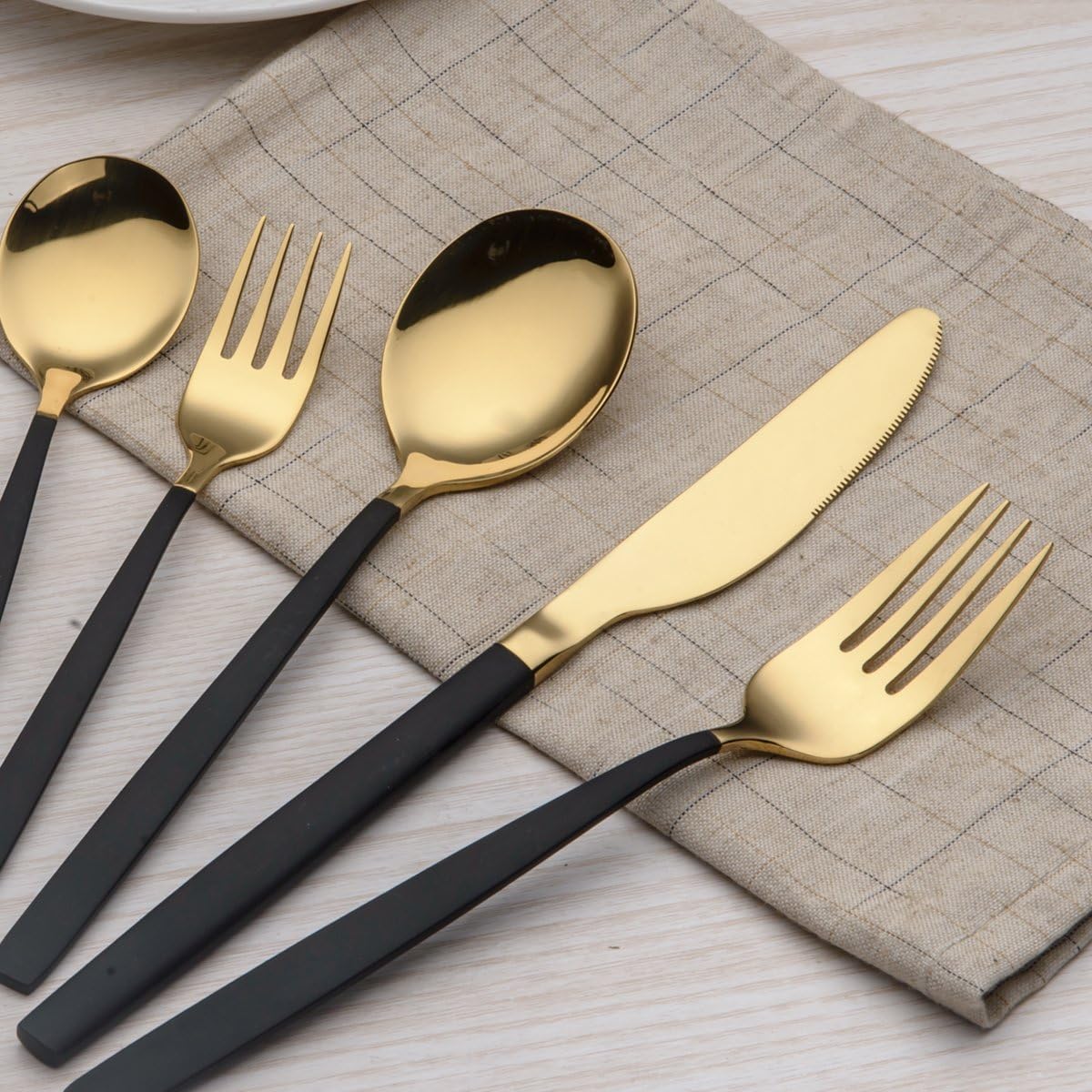 Berglander 30-delige vergulde bestekset glanzend goud Over dit item 30 stuks bevatten: 6 van elk, dinerlepel, dinervork, dinermes, theelepel, theevork Duurzaam, buigt niet; Sterk antiroest, ontwikkeld voor een goede grip voor volwassenen en kinderen. Goed