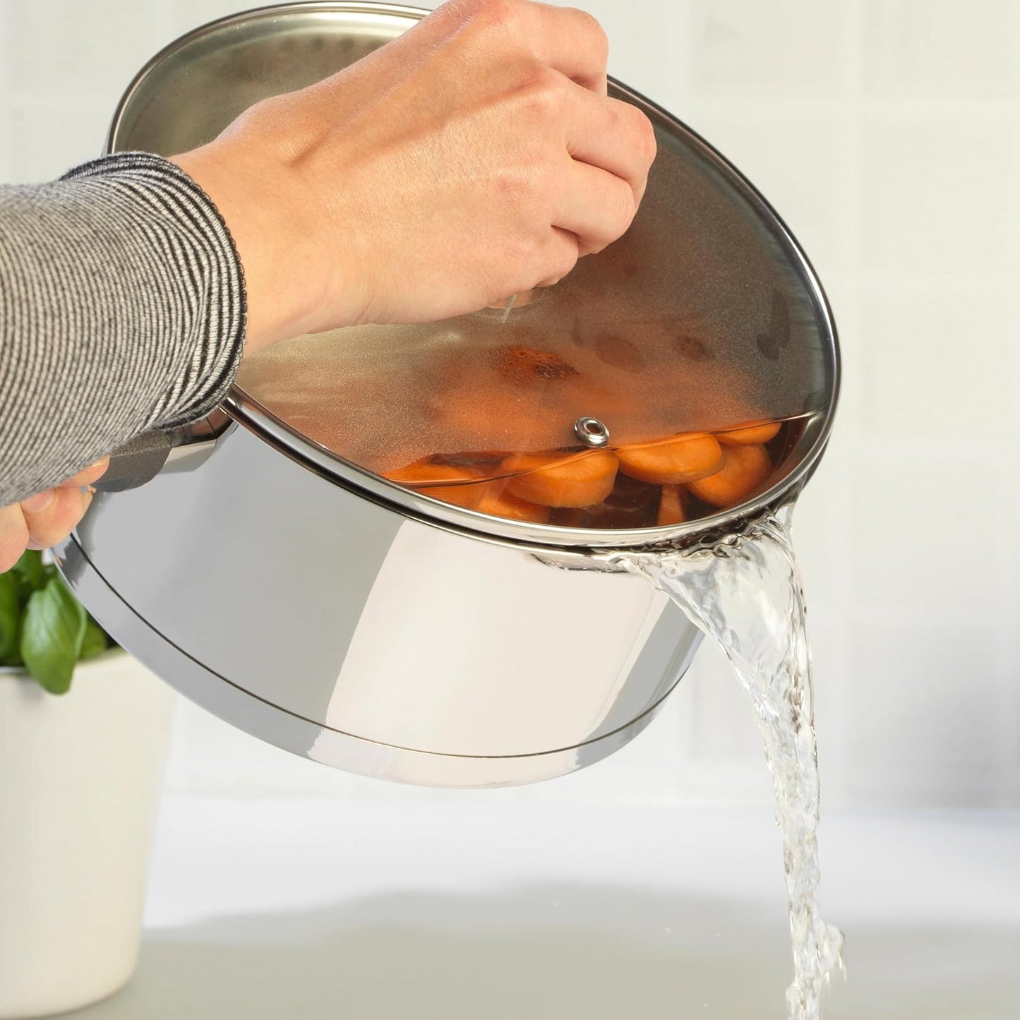 Russell Hobbs Excellence 3 Tier Steamer with Glass Lid 18 cm Perfect for everyday use, this Russell Hobbs Excellence Collection steamer features multiple steaming tiers and a tempered glass lid with steam vent. The steamer measures 18 cm and each tier fea