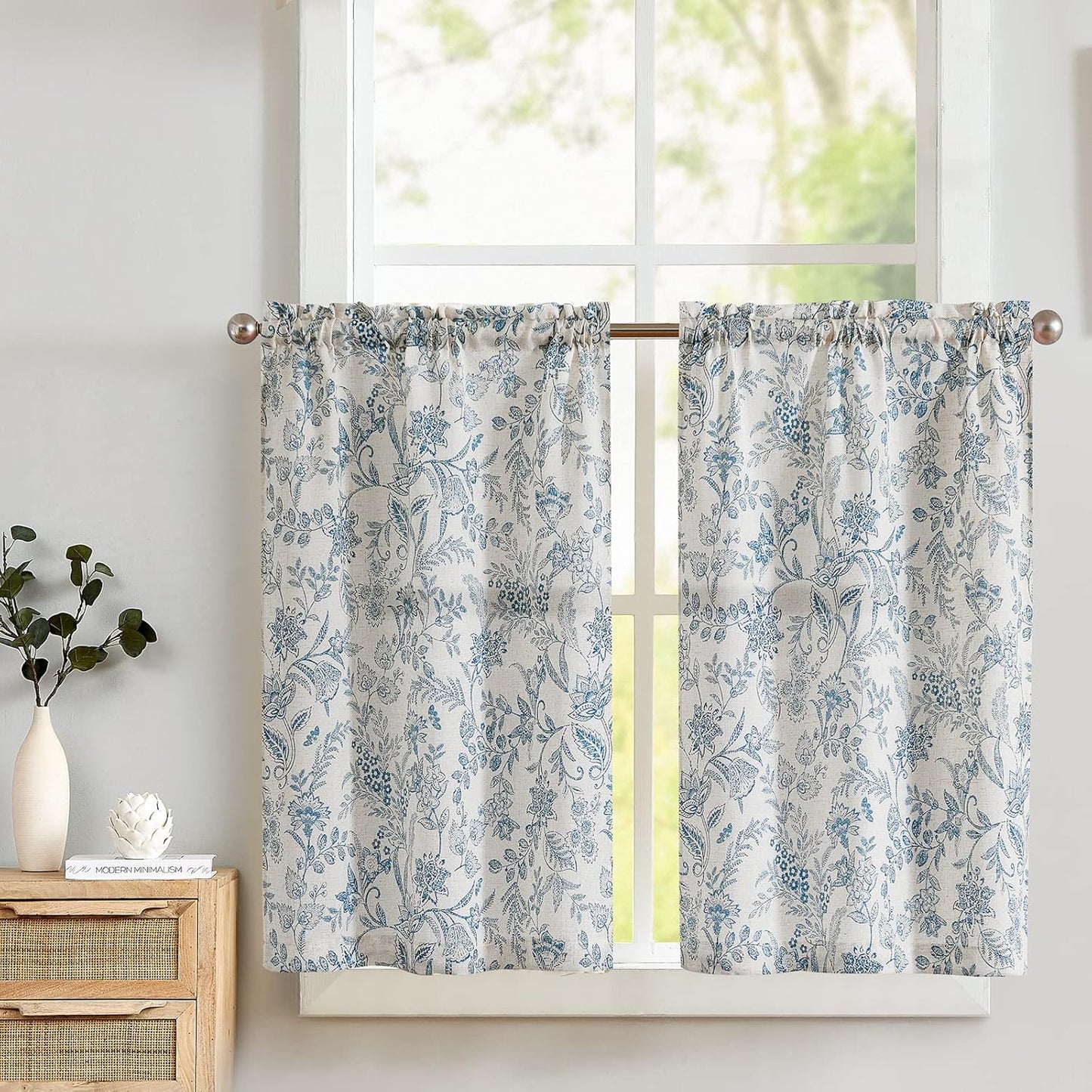 TOPICK Bloemen Keuken Gordijnen 61 cm Drop Linnen Doorschijnend Korte Cafe Botanische Print Kleine Raam Rod Pocket voor Wasruimte Badkamer 2 Panelen Verbena Grijs Verpakking: je ontvangt 2 gordijnen van 85% polyester+15% linnen. De afmetingen per stuk zij