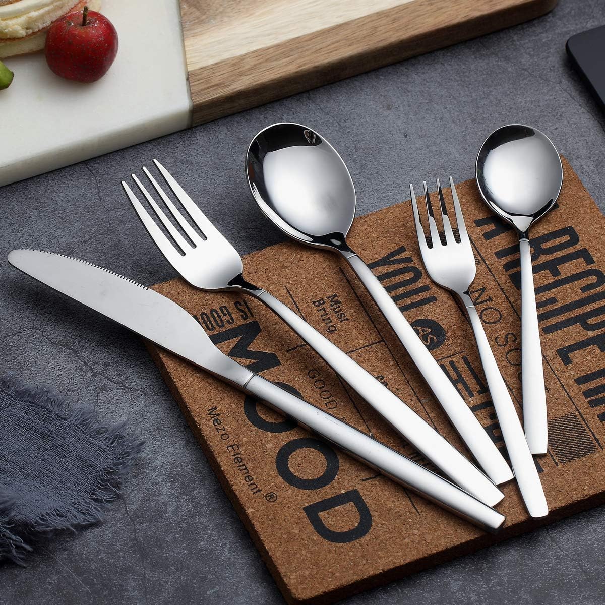 Berglander 30-delige vergulde bestekset glanzend goud Over dit item 30 stuks bevatten: 6 van elk, dinerlepel, dinervork, dinermes, theelepel, theevork Duurzaam, buigt niet; Sterk antiroest, ontwikkeld voor een goede grip voor volwassenen en kinderen. Goed