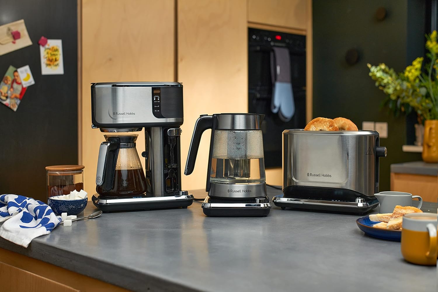 Russell Hobbs Waterkoker Met Temperatuurinstelling 25°-100°C Dankzij de warmhoudfunctie wordt het reeds gekookte water op de geselecteerde temperatuur warm gehouden. De waterkoker heeft een waterniveau-indicator. Electric Kettles €47.99 glas,waterkoker,zw