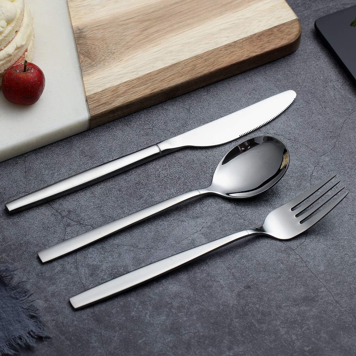 Berglander 30-delige vergulde bestekset glanzend goud Over dit item 30 stuks bevatten: 6 van elk, dinerlepel, dinervork, dinermes, theelepel, theevork Duurzaam, buigt niet; Sterk antiroest, ontwikkeld voor een goede grip voor volwassenen en kinderen. Goed