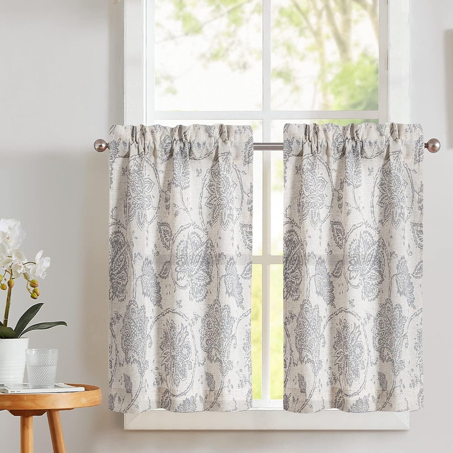 TOPICK Bloemen Keuken Gordijnen 61 cm Drop Linnen Doorschijnend Korte Cafe Botanische Print Kleine Raam Rod Pocket voor Wasruimte Badkamer 2 Panelen Verbena Grijs Verpakking: je ontvangt 2 gordijnen van 85% polyester+15% linnen. De afmetingen per stuk zij