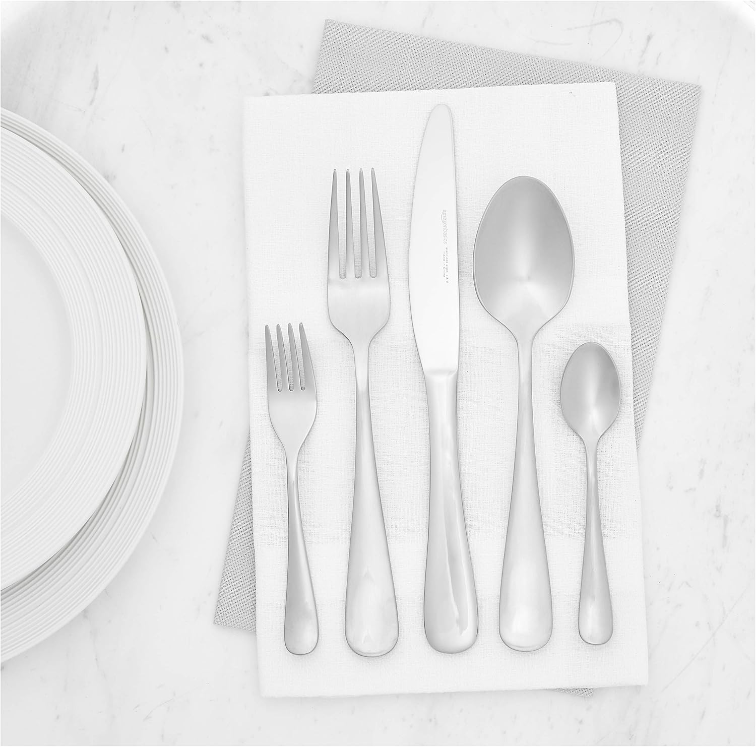 20-delig roestvrijstalen bestekset met ronde rand Over dit item 20-delig bestekset, geschikt voor 4 personen; bevat 4 slavorken, 4 eetvorken, 4 theelepels, 4 eetlepels en 4 messen Gemaakt van 18/0 roestvrij staal; praktisch en sterk Elegante stijl met moo