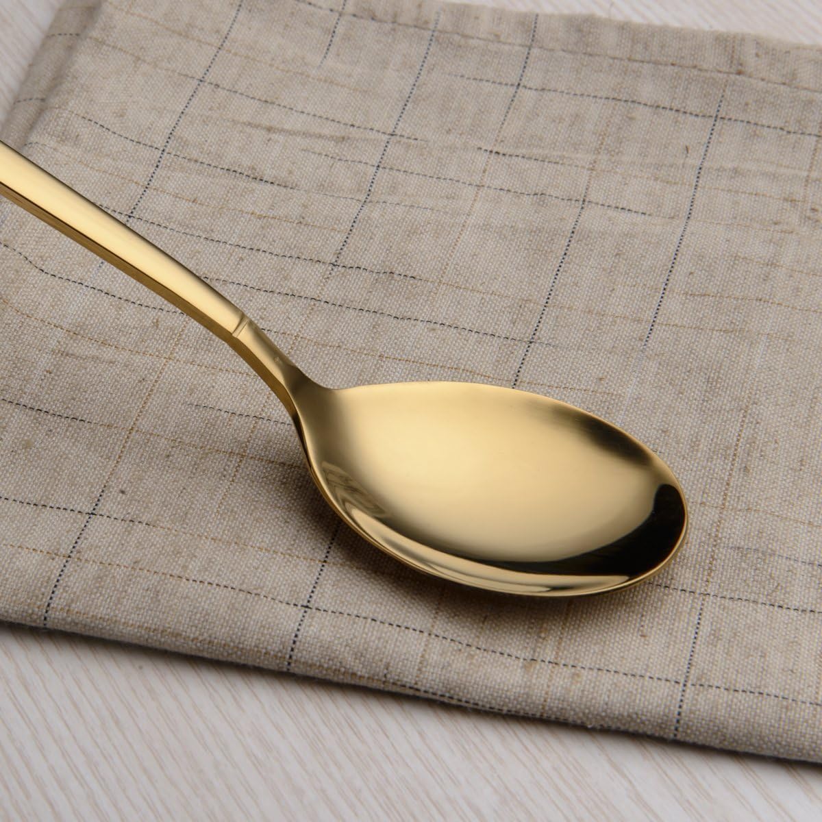 Berglander 30-delige vergulde bestekset glanzend goud Over dit item 30 stuks bevatten: 6 van elk, dinerlepel, dinervork, dinermes, theelepel, theevork Duurzaam, buigt niet; Sterk antiroest, ontwikkeld voor een goede grip voor volwassenen en kinderen. Goed