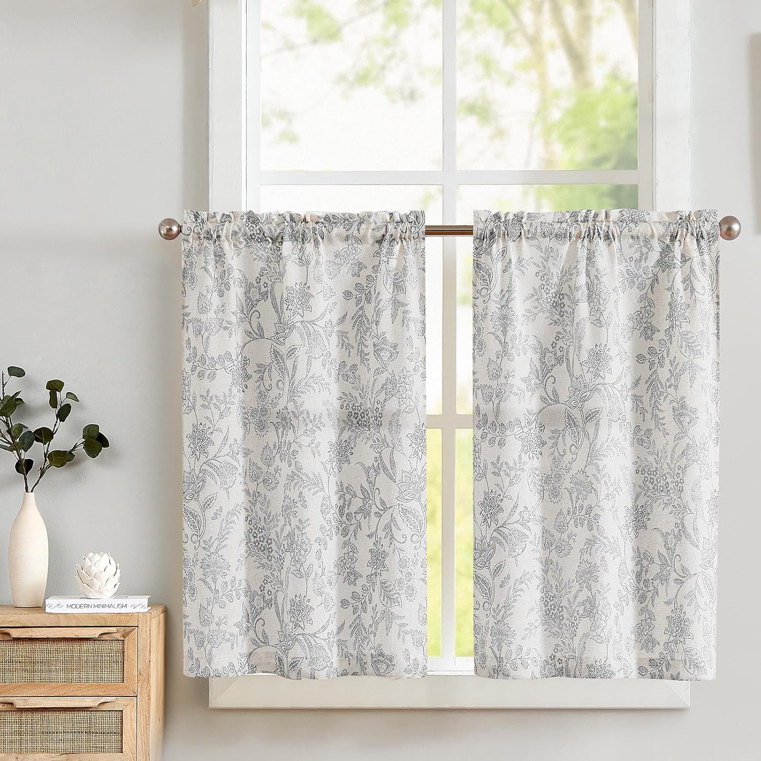 TOPICK Bloemen Keuken Gordijnen 61 cm Drop Linnen Doorschijnend Korte Cafe Botanische Print Kleine Raam Rod Pocket voor Wasruimte Badkamer 2 Panelen Verbena Grijs Verpakking: je ontvangt 2 gordijnen van 85% polyester+15% linnen. De afmetingen per stuk zij