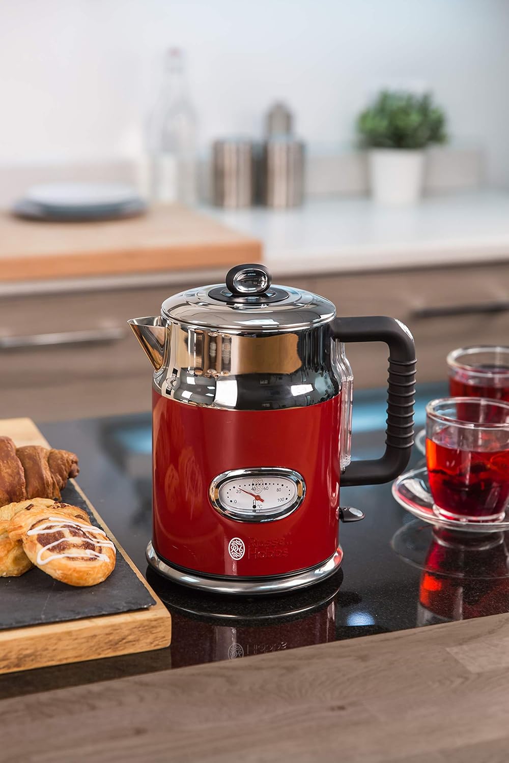 Russell Hobbs Waterkoker retro rood 1,7 l 2400 W snelkook Draadlooz en ideaal voor links- en rechtshandige gebruikers. U kunt vocht op de bodem ontdekken. Dit is normaal en wordt veroorzaakt door de stoom. Electric Kettles €71.99 broodrooster,retro,roestv