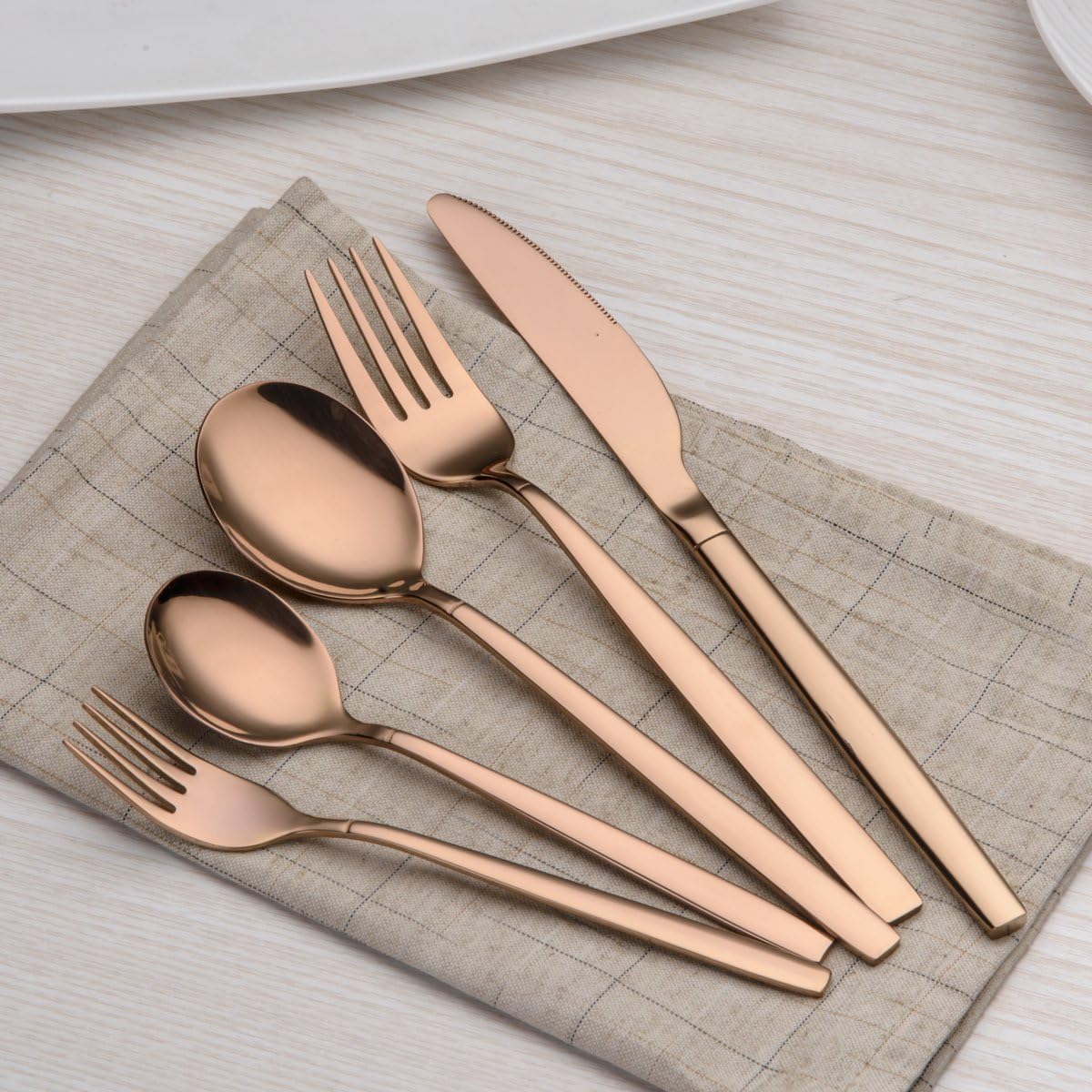 Berglander 30-delige vergulde bestekset glanzend goud Over dit item 30 stuks bevatten: 6 van elk, dinerlepel, dinervork, dinermes, theelepel, theevork Duurzaam, buigt niet; Sterk antiroest, ontwikkeld voor een goede grip voor volwassenen en kinderen. Goed