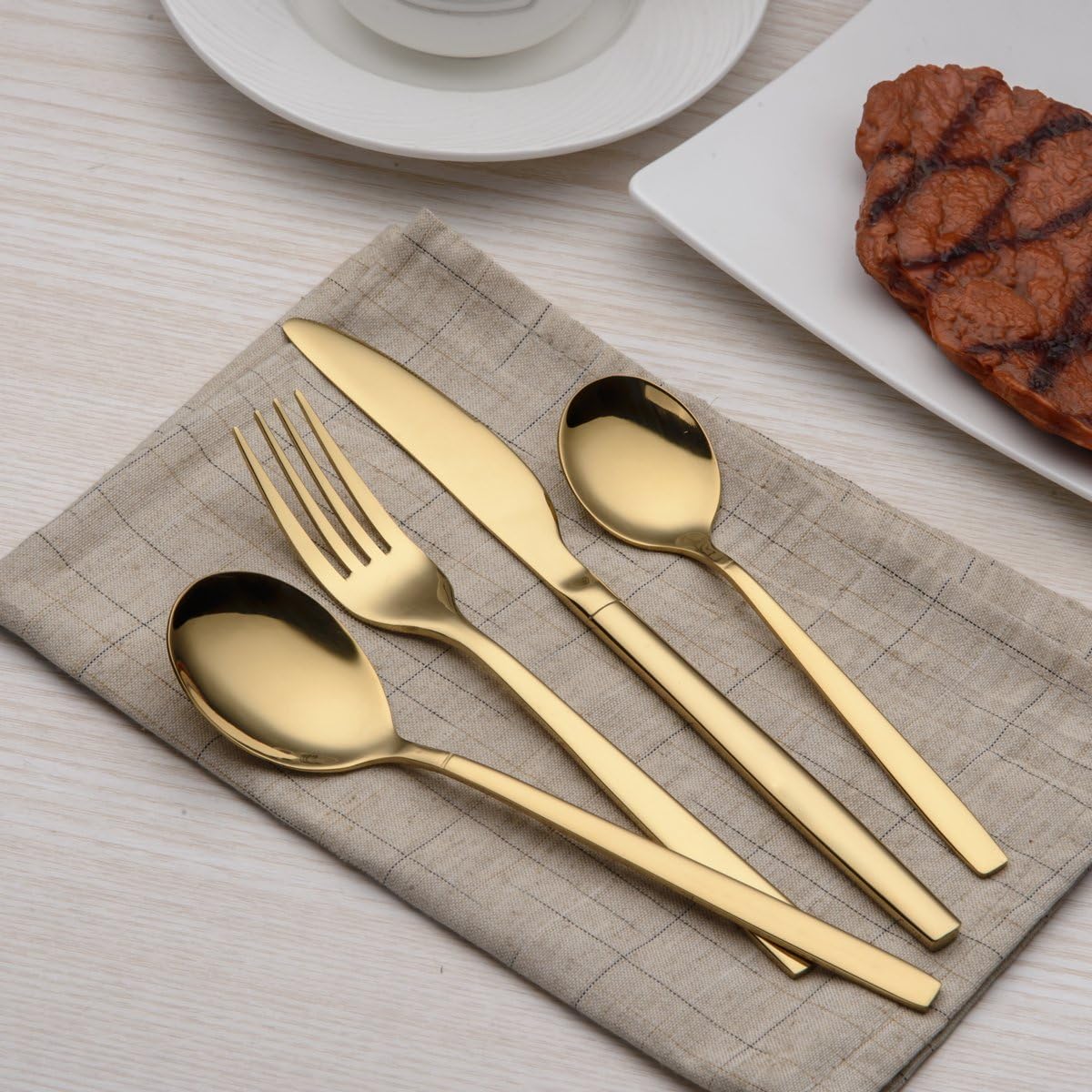 Berglander 30-delige vergulde bestekset glanzend goud Over dit item 30 stuks bevatten: 6 van elk, dinerlepel, dinervork, dinermes, theelepel, theevork Duurzaam, buigt niet; Sterk antiroest, ontwikkeld voor een goede grip voor volwassenen en kinderen. Goed
