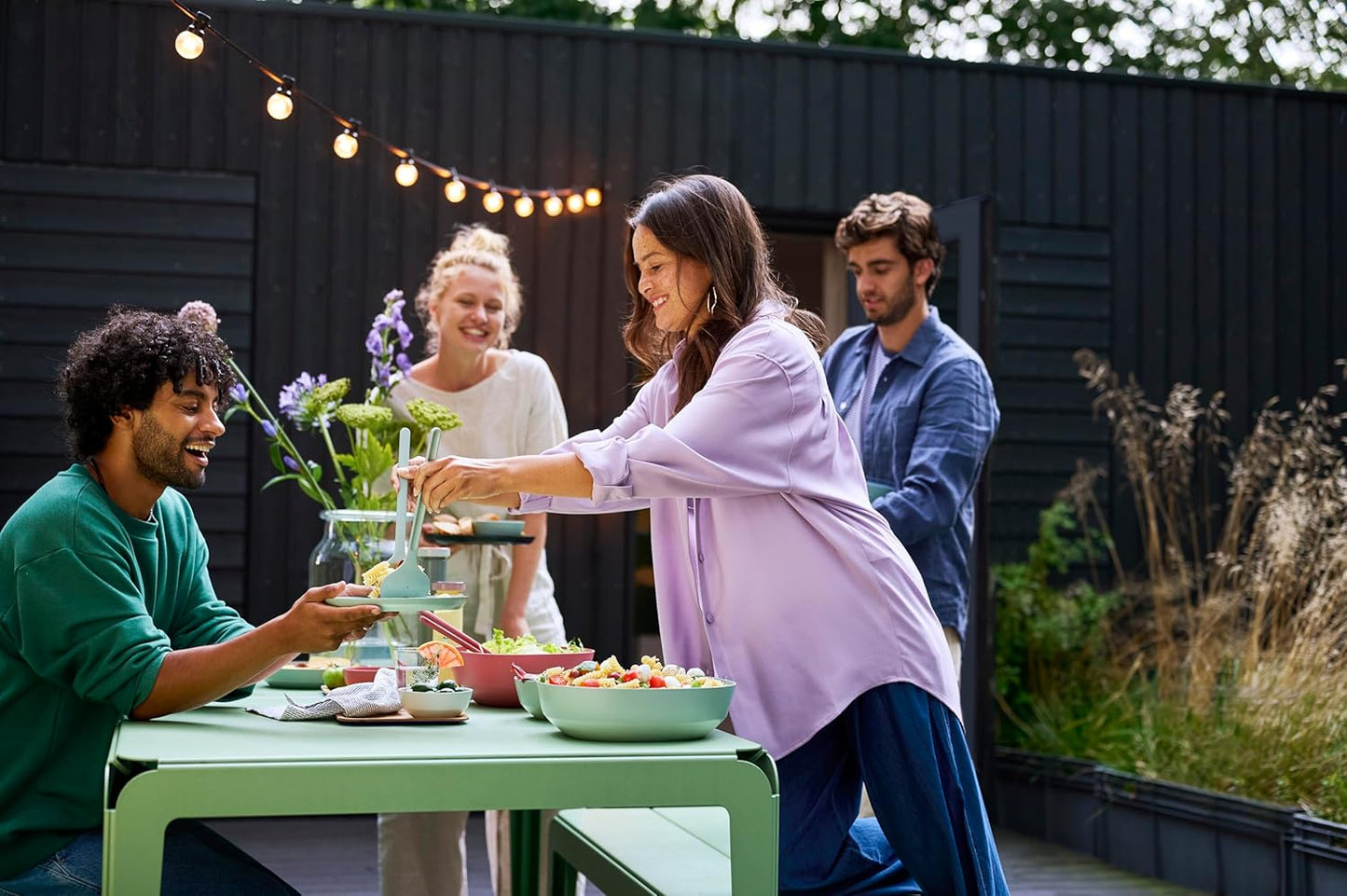 Saladebestek Silueta 2-delig - Nordic sage Over dit item MULTIFUNCTIONEEL: het slabestek uit de lijn Silueta ligt goed in de hand. Dankzij de brede vorm kun je grote hoeveelheden scheppen, zonder dat de salade wordt samengedrukt. Licht en robuust: alle Si