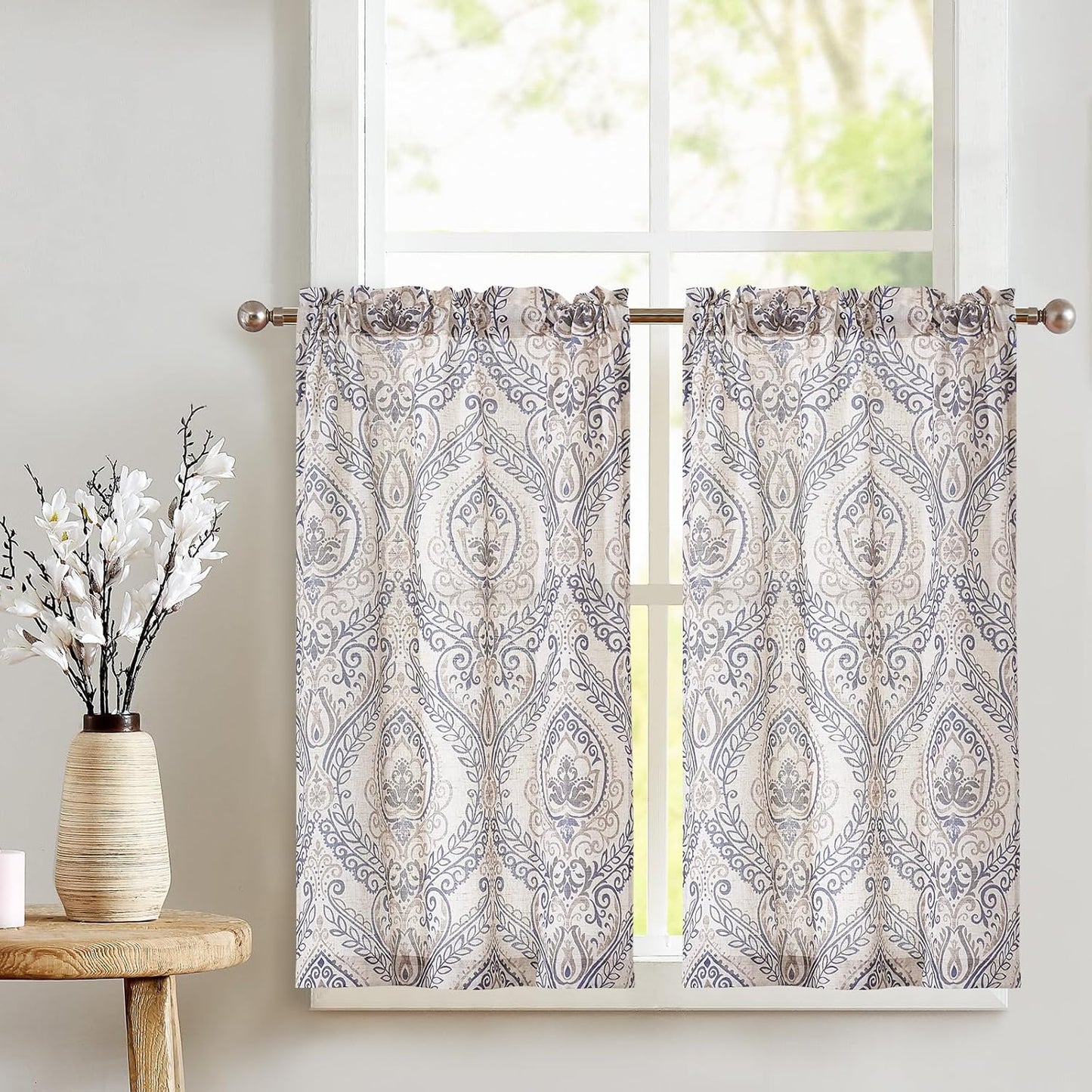 TOPICK Bloemen Keuken Gordijnen 61 cm Drop Linnen Doorschijnend Korte Cafe Botanische Print Kleine Raam Rod Pocket voor Wasruimte Badkamer 2 Panelen Verbena Grijs Verpakking: je ontvangt 2 gordijnen van 85% polyester+15% linnen. De afmetingen per stuk zij