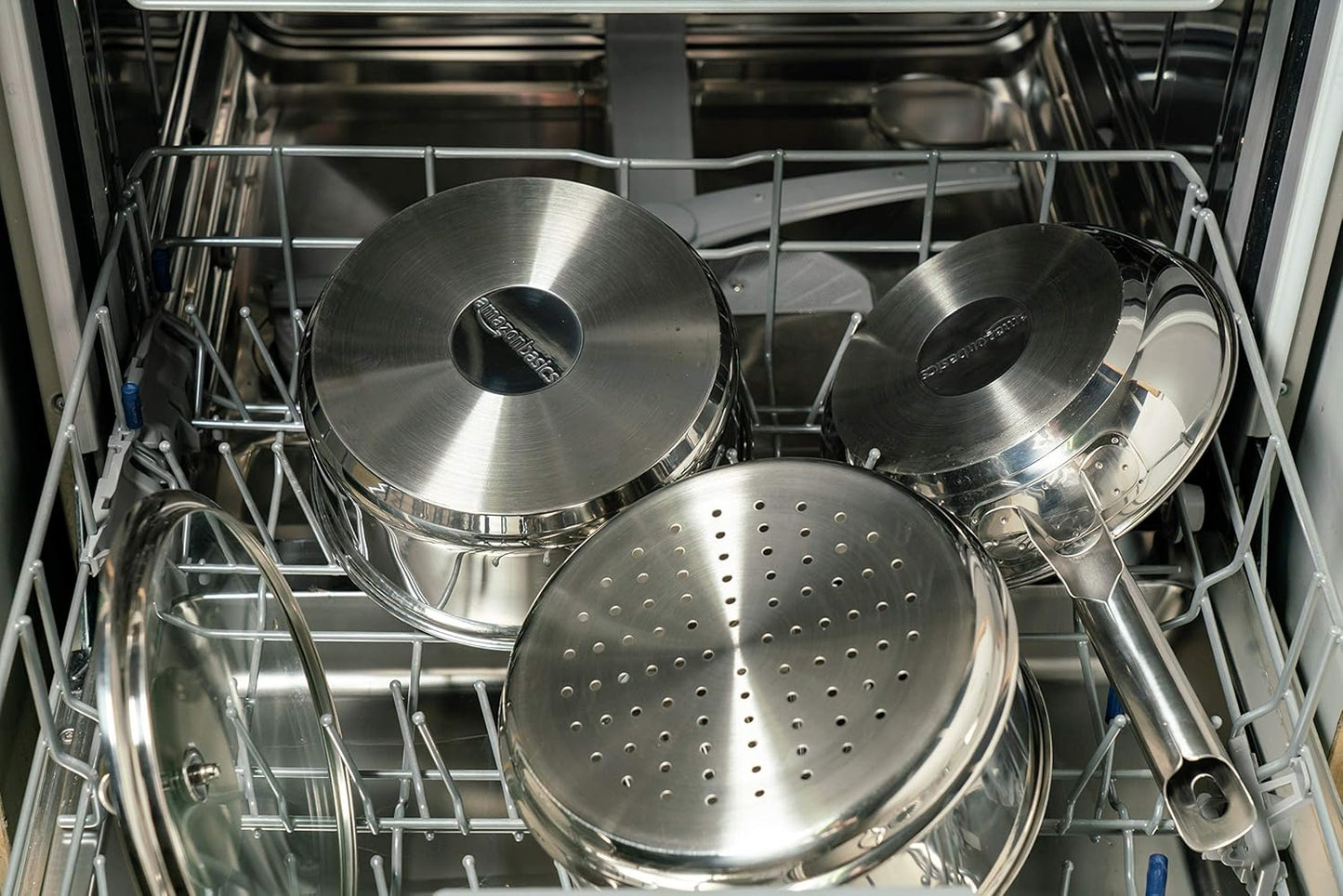 Basics Kookset, roestvrij staal, 15-delig, potten, pannen en kookgerei Over dit item De 15-delige set bestaat uit een koekenpan van 20,3 cm, een steelpan van 1,4 liter met deksel, een steelpan van 2,4 liter, een stoompan met deksel, een sauteerpan van 2,8