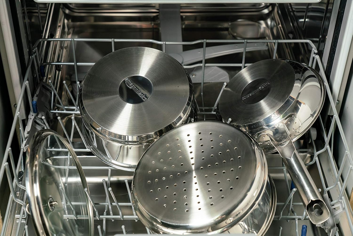 Basics Kookset, roestvrij staal, 15-delig, potten, pannen en kookgerei Over dit item De 15-delige set bestaat uit een koekenpan van 20,3 cm, een steelpan van 1,4 liter met deksel, een steelpan van 2,4 liter, een stoompan met deksel, een sauteerpan van 2,8