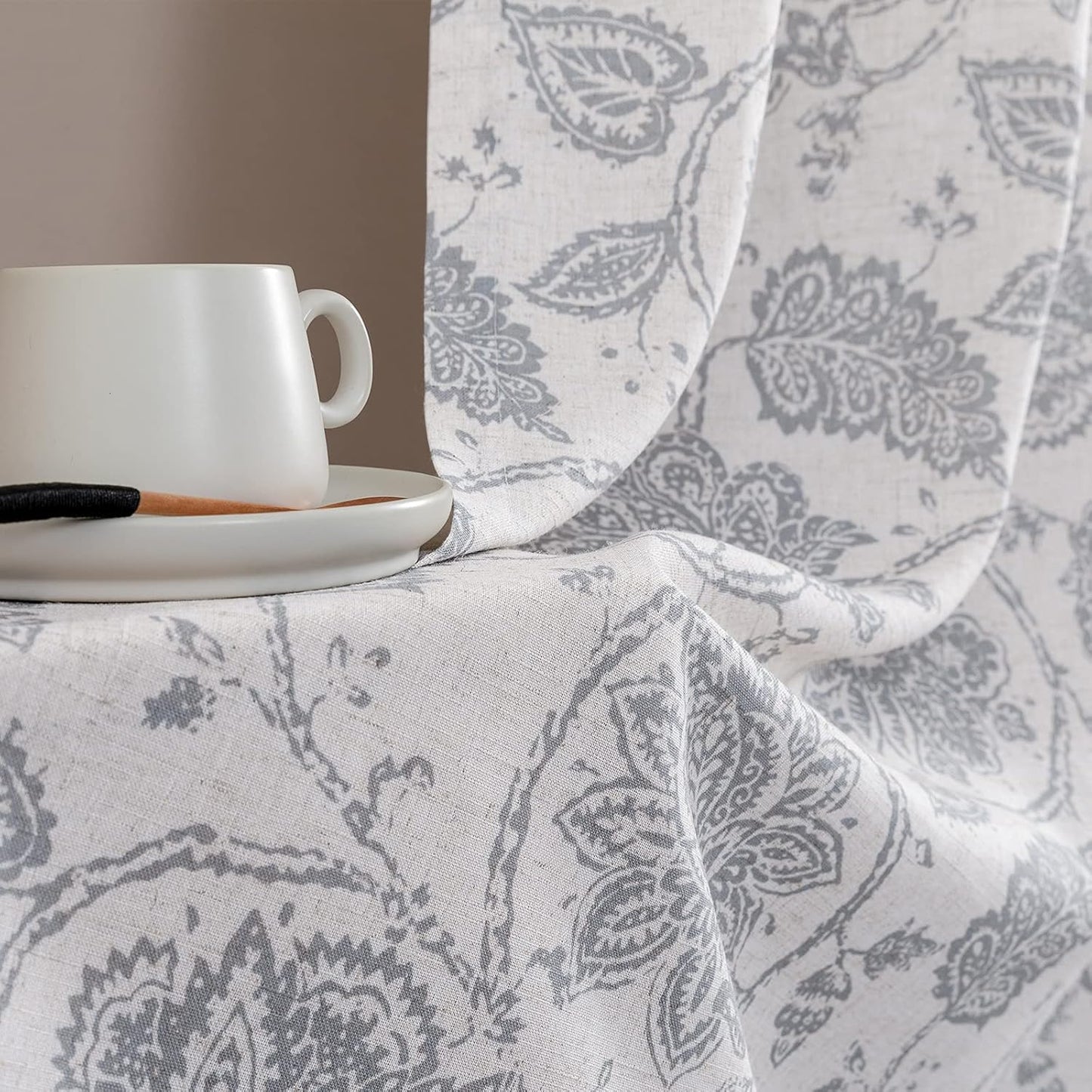 TOPICK Bloemen Keuken Gordijnen 61 cm Drop Linnen Doorschijnend Korte Cafe Botanische Print Kleine Raam Rod Pocket voor Wasruimte Badkamer 2 Panelen Verbena Grijs Verpakking: je ontvangt 2 gordijnen van 85% polyester+15% linnen. De afmetingen per stuk zij