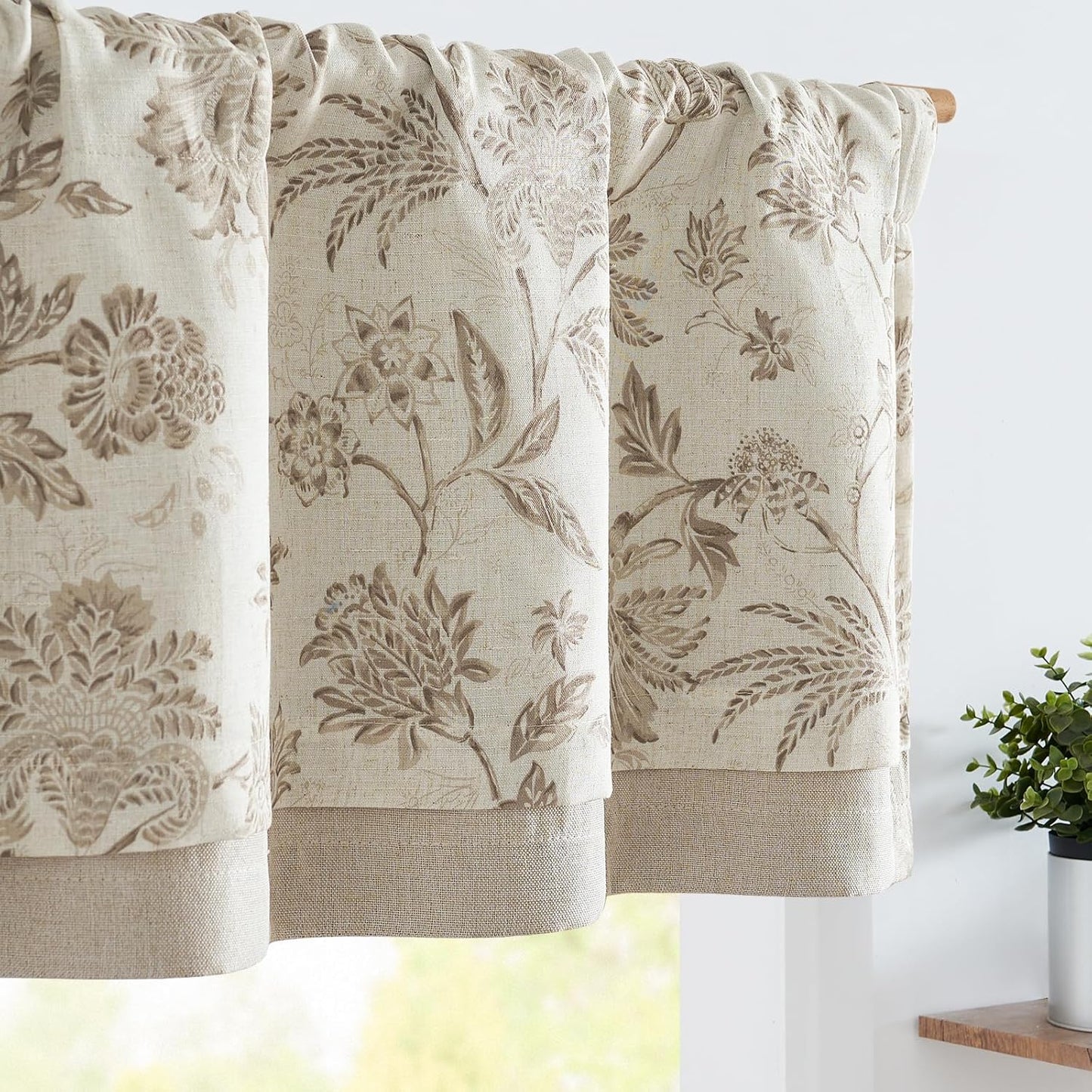 TOPICK Bloemen Keuken Gordijnen 61 cm Drop Linnen Doorschijnend Korte Cafe Botanische Print Kleine Raam Rod Pocket voor Wasruimte Badkamer 2 Panelen Verbena Grijs Verpakking: je ontvangt 2 gordijnen van 85% polyester+15% linnen. De afmetingen per stuk zij