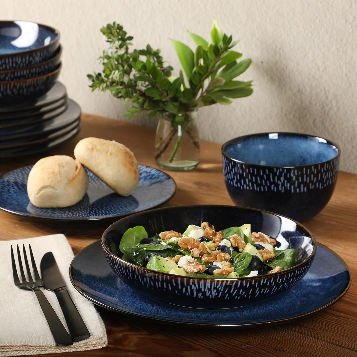 Gibson Elite Matisse Serviesset met dubbele kom, servies voor 4 (16 stuks), kobaltblauw Breng een gevoel van elegantie aan uw tafel met de Gibson Elite Matisse 16-delige dubbele Bowl serviesset. Elk item in deze set brengt eigentijdse mode op tafel met ee