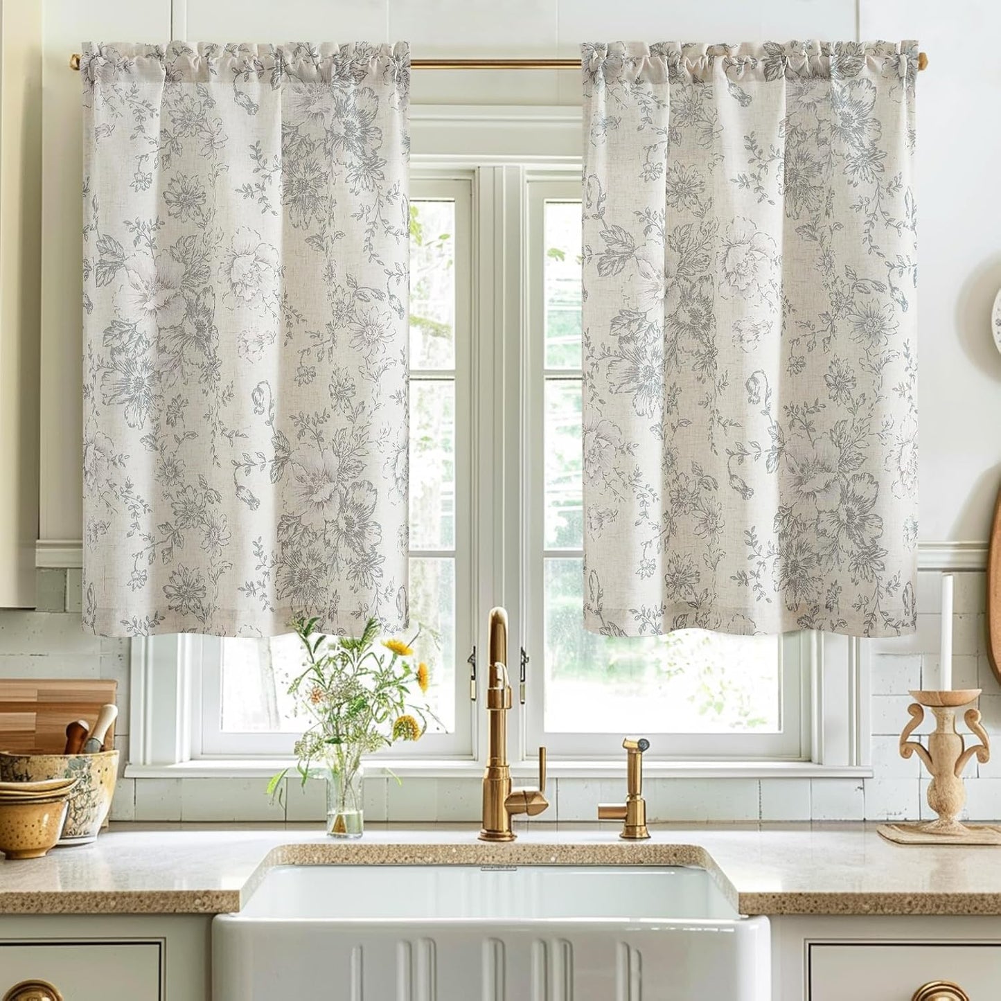 TOPICK Bloemen Keuken Gordijnen 61 cm Drop Linnen Doorschijnend Korte Cafe Botanische Print Kleine Raam Rod Pocket voor Wasruimte Badkamer 2 Panelen Verbena Grijs Verpakking: je ontvangt 2 gordijnen van 85% polyester+15% linnen. De afmetingen per stuk zij