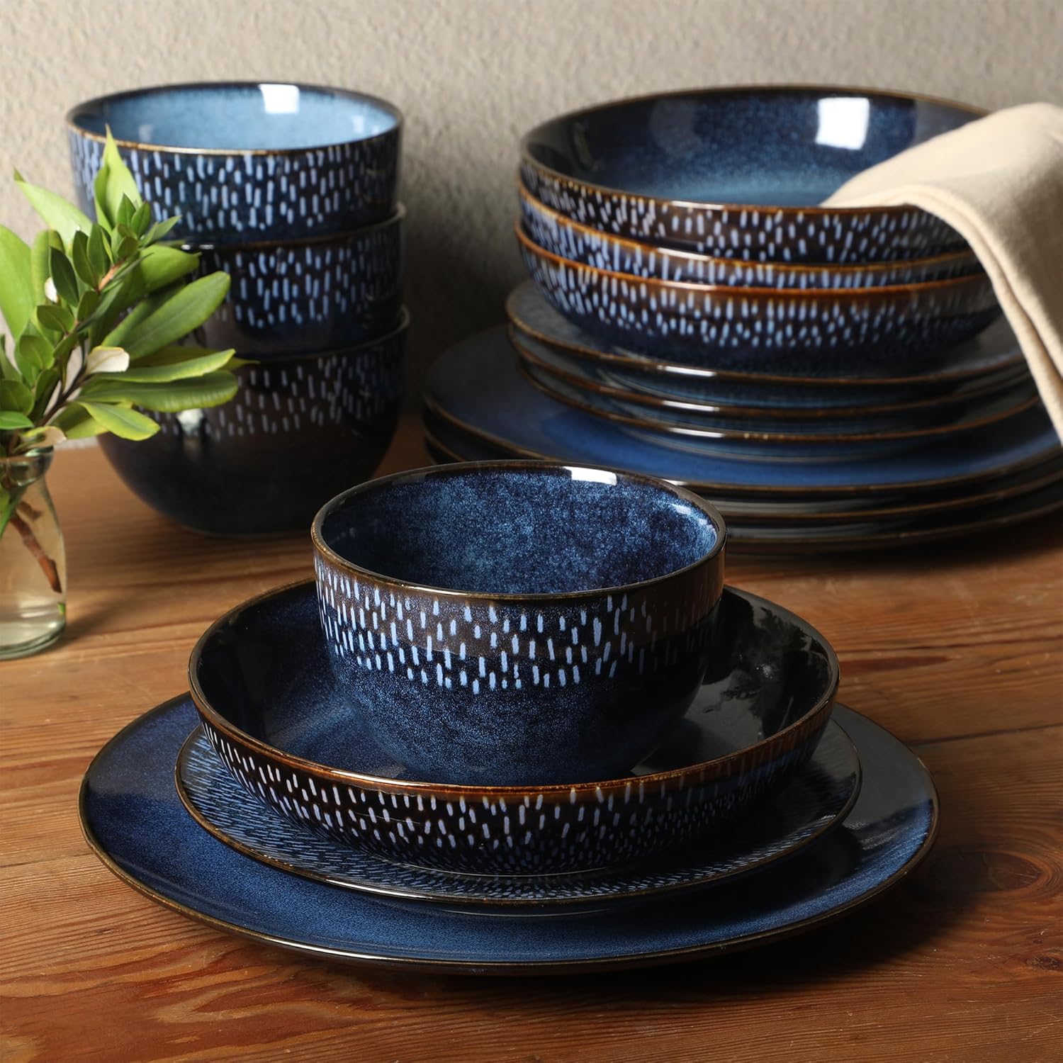 Gibson Elite Matisse Serviesset met dubbele kom, servies voor 4 (16 stuks), kobaltblauw Breng een gevoel van elegantie aan uw tafel met de Gibson Elite Matisse 16-delige dubbele Bowl serviesset. Elk item in deze set brengt eigentijdse mode op tafel met ee