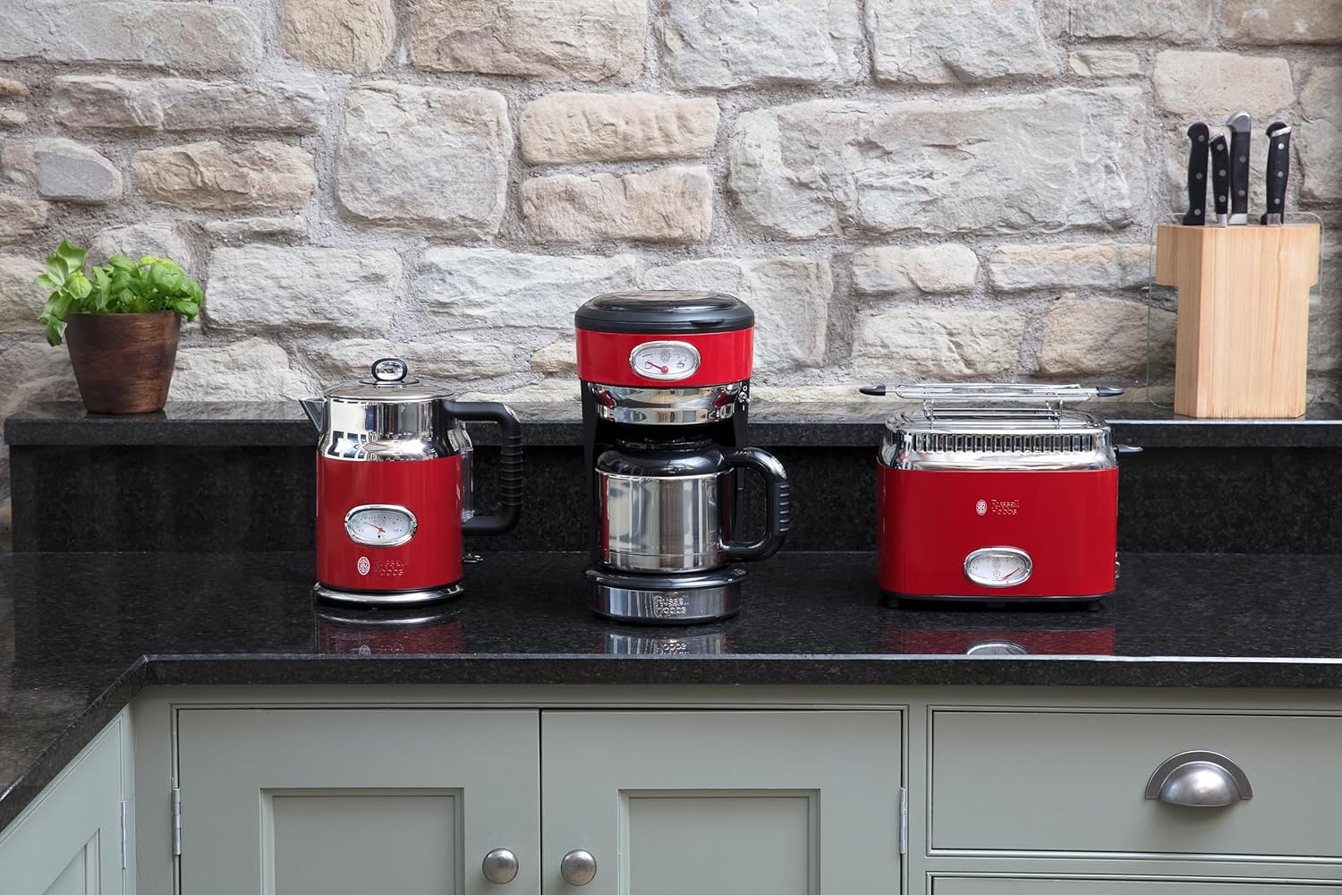 Russell Hobbs Waterkoker retro rood 1,7 l 2400 W snelkook Draadlooz en ideaal voor links- en rechtshandige gebruikers. U kunt vocht op de bodem ontdekken. Dit is normaal en wordt veroorzaakt door de stoom. Electric Kettles €71.99 broodrooster,retro,roestv