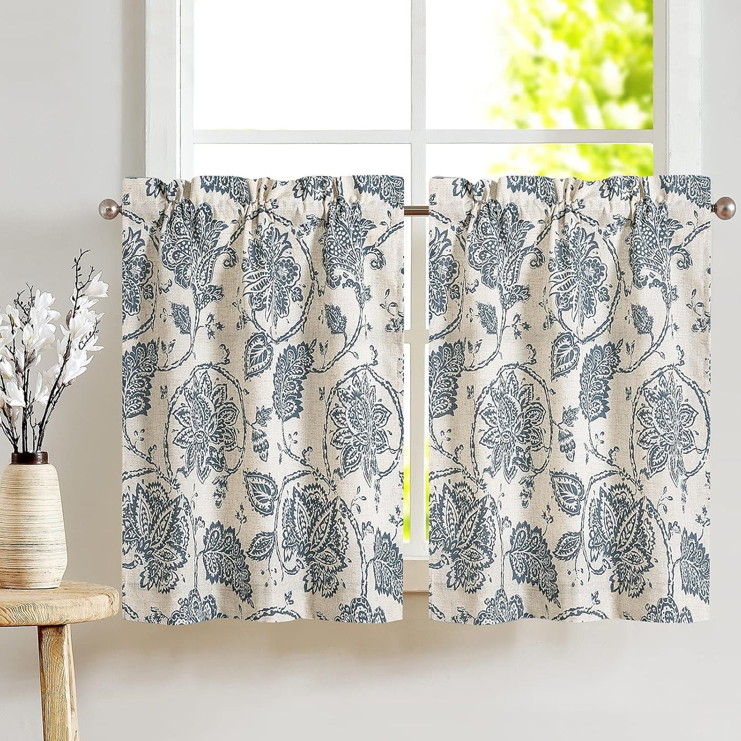 TOPICK Bloemen Keuken Gordijnen 61 cm Drop Linnen Doorschijnend Korte Cafe Botanische Print Kleine Raam Rod Pocket voor Wasruimte Badkamer 2 Panelen Verbena Grijs Verpakking: je ontvangt 2 gordijnen van 85% polyester+15% linnen. De afmetingen per stuk zij