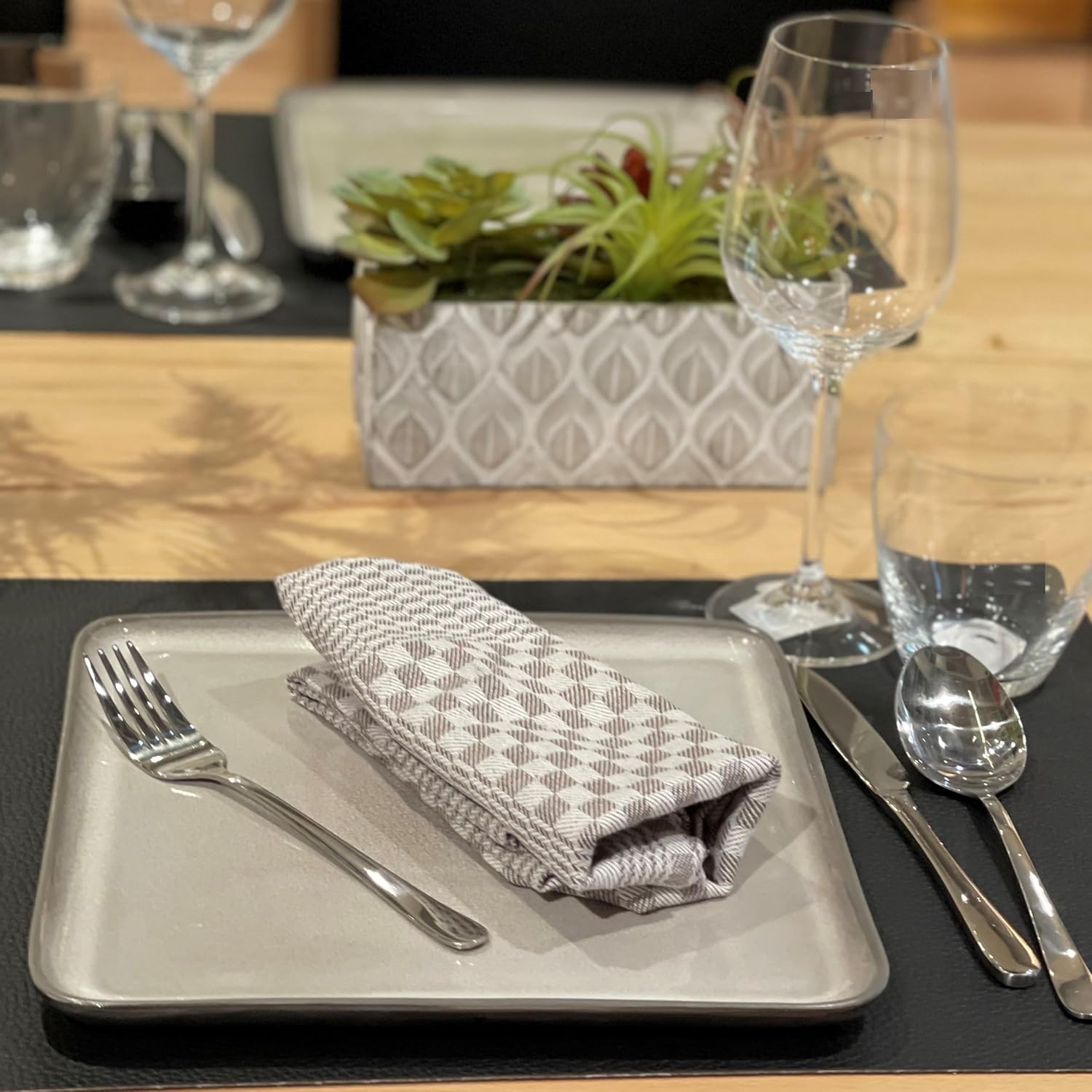 2 Stuks Chef Schort Waterdichte Schort met 3 Zakken Over dit item 💕65% polyester / 35% katoen beste mix voor schorten die bekend staan om hun duurzaamheid. Zij vervagen niet zo snel, verliezen snel hun vorm, kijken langer als nieuw, zijn minder naar vore