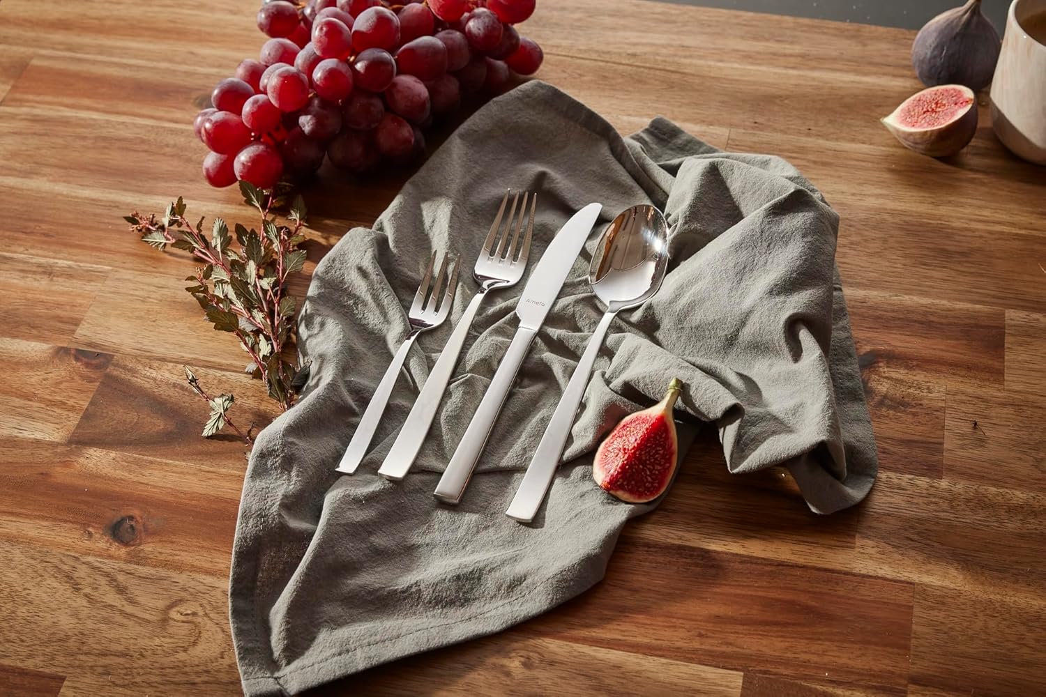 Amefa Fresh bestekset voor 12 personen 60-delige bestekset Over dit item Bestek set 12 personen: het bestek bevat: 12 menumessen, 12 vorken, 12 eetlepels, 12 koffielepels, 12 taartvorken. Hoogwaardig. Het bestek bestaat uit 18/10 roestvrij staal en de mes