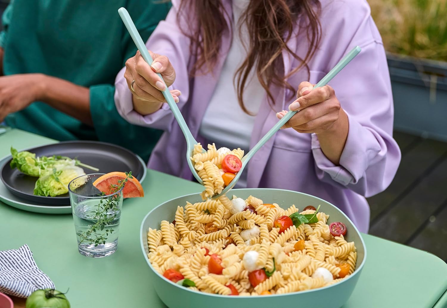 Saladebestek Silueta 2-delig - Nordic sage Over dit item MULTIFUNCTIONEEL: het slabestek uit de lijn Silueta ligt goed in de hand. Dankzij de brede vorm kun je grote hoeveelheden scheppen, zonder dat de salade wordt samengedrukt. Licht en robuust: alle Si