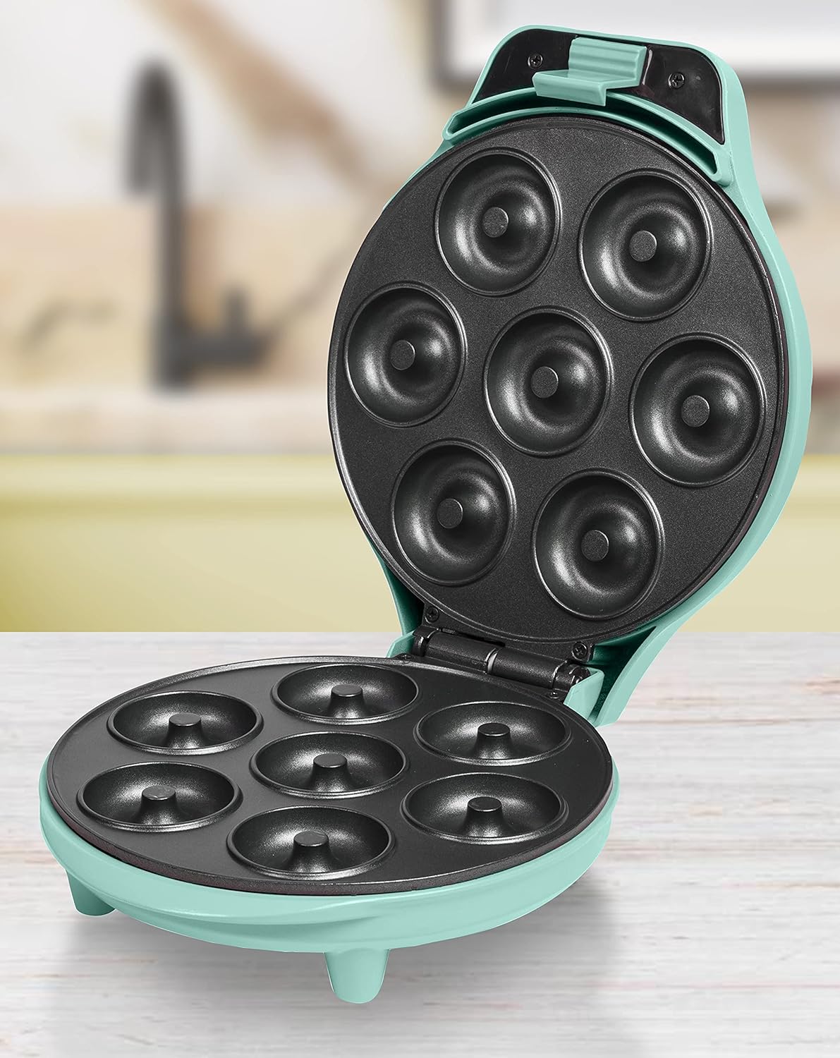 Bestron Donutmaker in retrodesign, antiaanbaklaag, 700 watt Over dit item Decoratieve donutmaker voor het bakken van 7 zoete of hartige bagels en donuts aan tafel — ideaal voor brunch of koffietijd samen Automatische temperatuurregeling voor een optimale