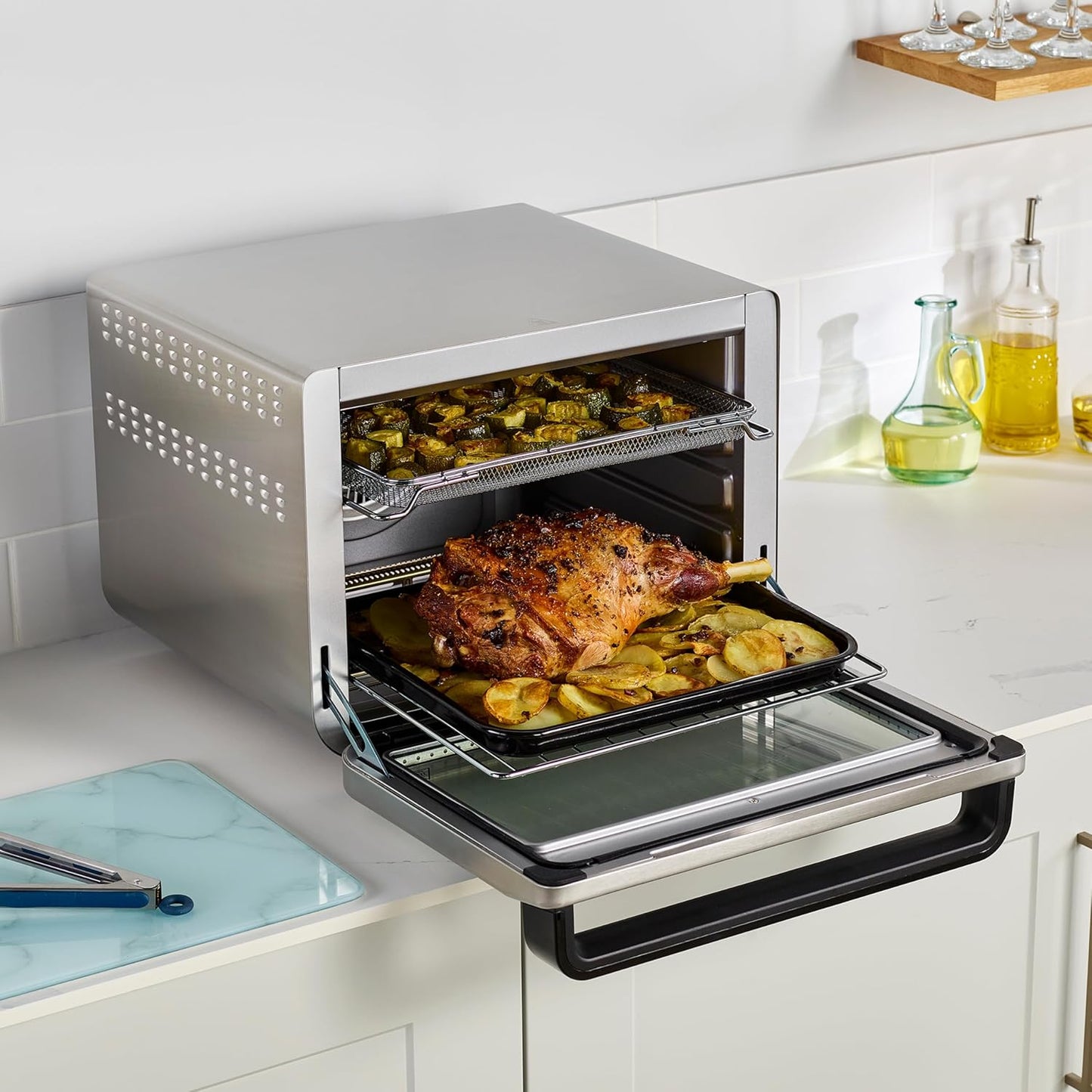 Ninja Foodi 10-in-1 Multifunctionele Oven VRIJSTAANDE OVEN MET GROTE CAPACITEIT: Snel en gelijkmatig koken op 2 niveaus. Er passen 2 pizza's tegelijk in of een hoofd- en bijgerecht. De True Surround Convection van de oven helpt voor snelle, krokante en ge