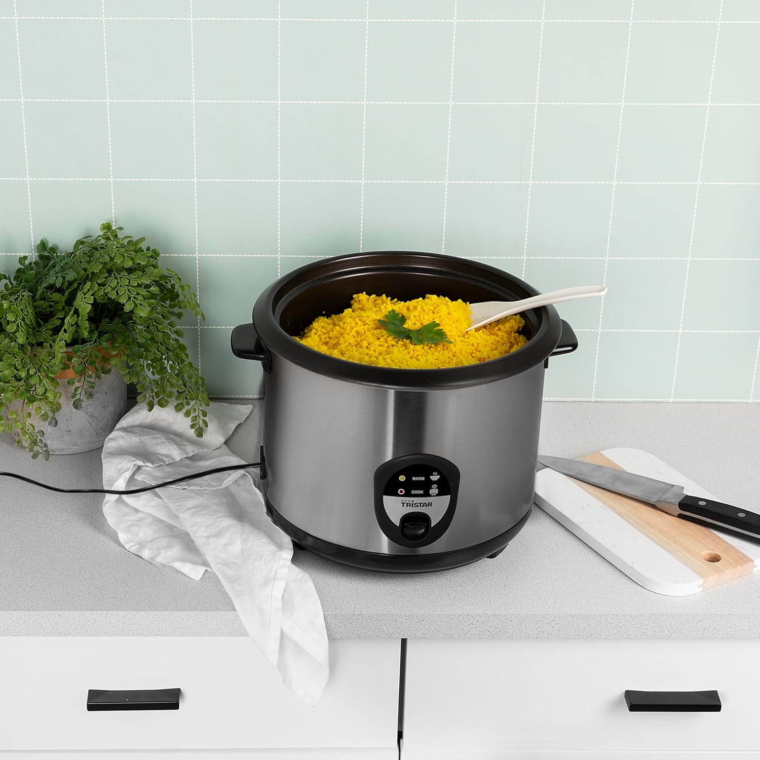 Tristar Rijstkoker – 2.2 liter – warmhoudfunctie - Silver Over dit item Mini rijstkoker met een inhoud van 0,6 liter voor 3 porties rijst. Lengte netsnoer (m): 1,1 m. Diameter: 17 cm Veilig in gebruik dankzij droogkookbeveiliging Zachte en heerlijke rijst