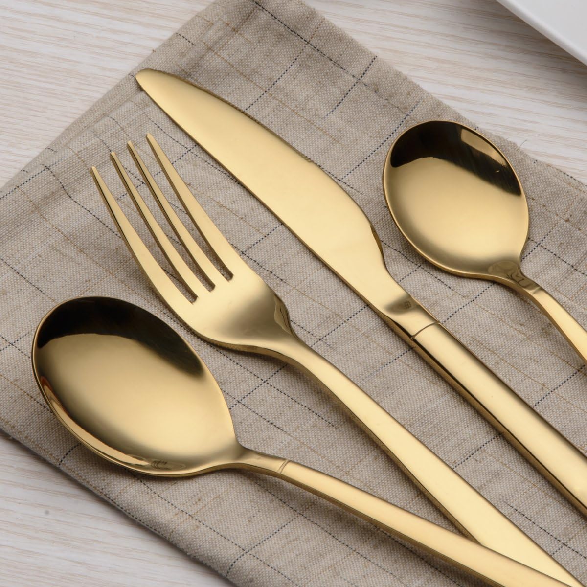 Berglander 30-delige vergulde bestekset glanzend goud Over dit item 30 stuks bevatten: 6 van elk, dinerlepel, dinervork, dinermes, theelepel, theevork Duurzaam, buigt niet; Sterk antiroest, ontwikkeld voor een goede grip voor volwassenen en kinderen. Goed
