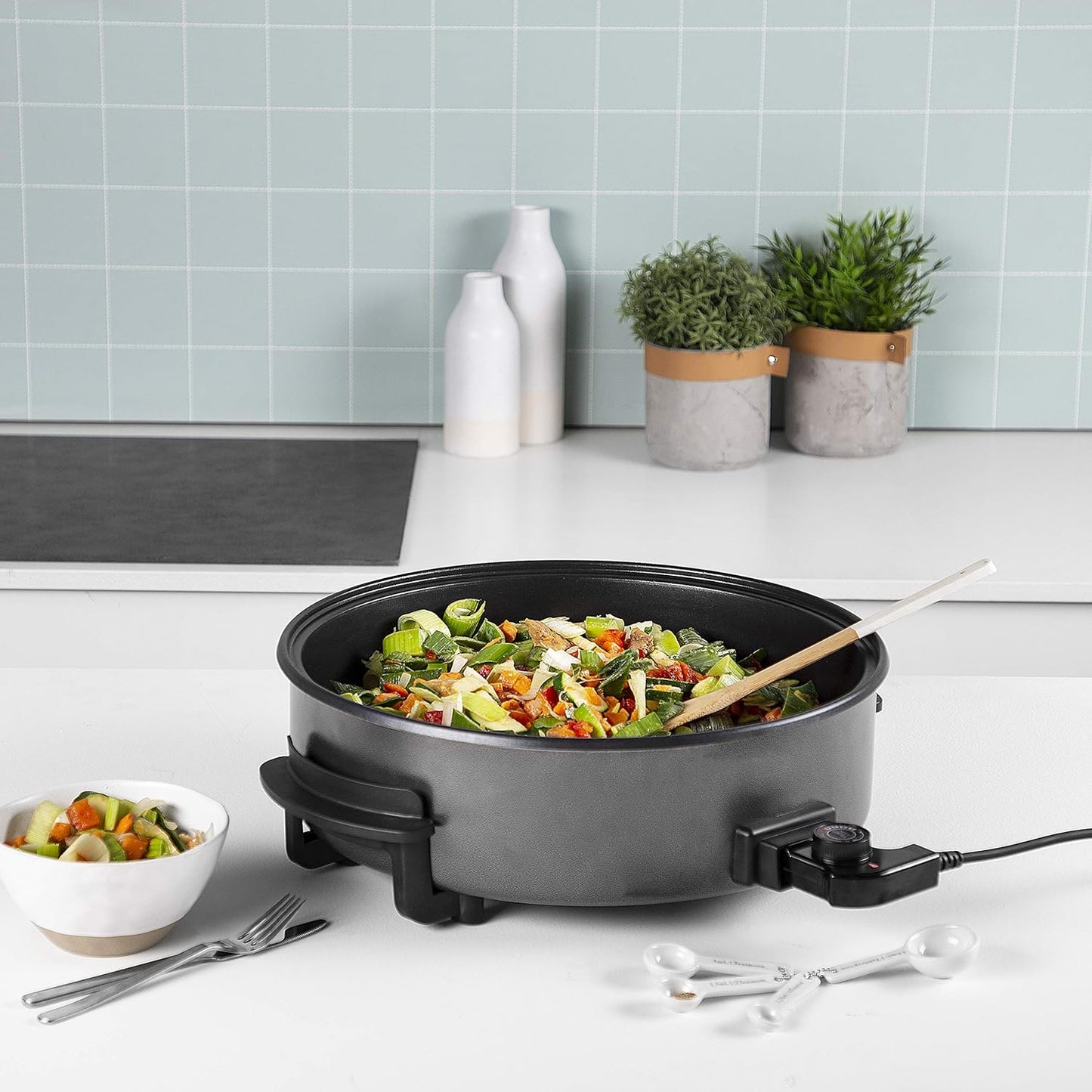 Tristar PZ-9145 Elektrische Hapjespan - Diameter 40 cm Inhoud 7,5 Liter 1500 Watt XXL Capaciteit voor veelzijdig koken: De multifunctionele Tristar grillpan heeft een indrukwekkende diameter van 40 cm en een hoogte van 9 cm, wat voldoende ruimte biedt om
