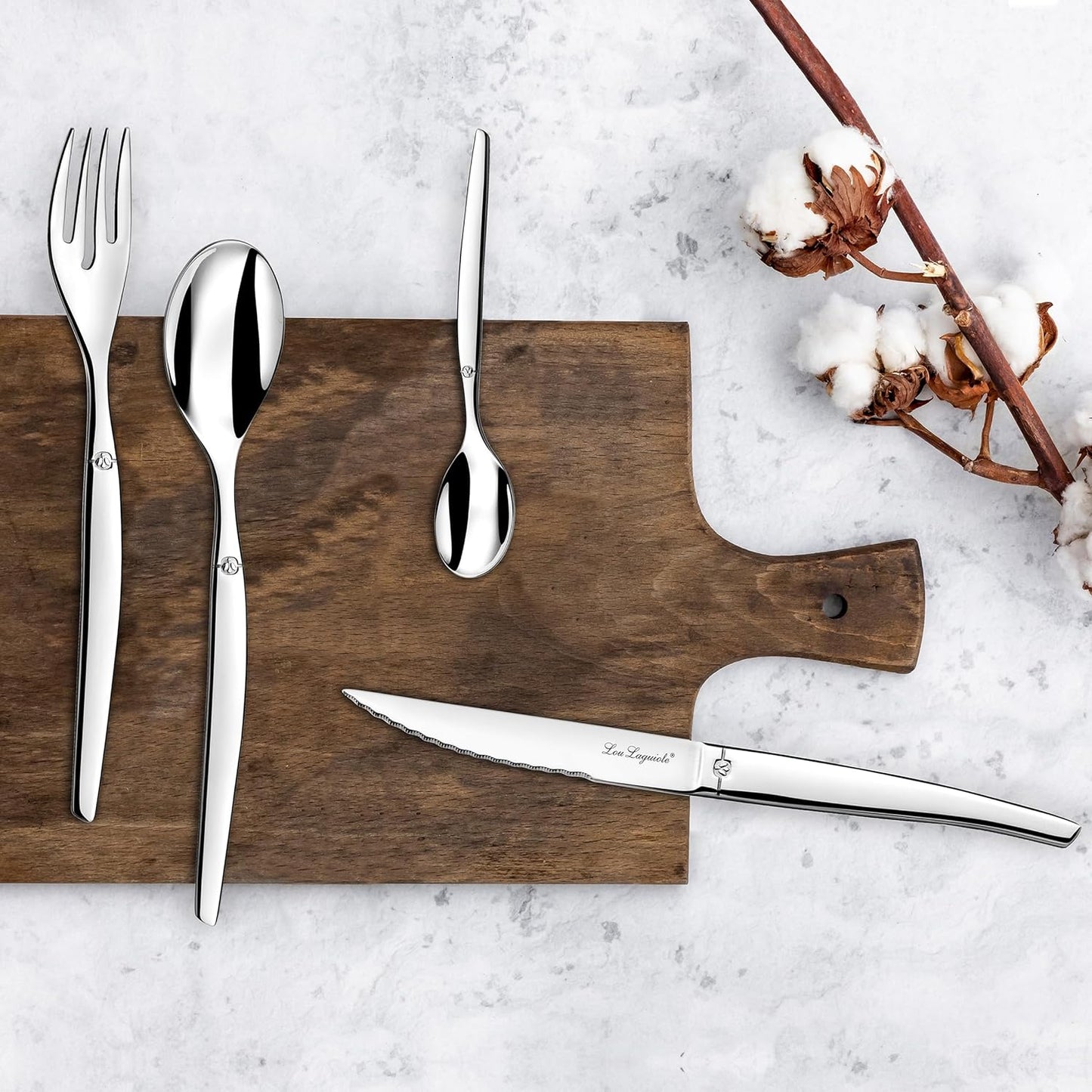 Lou Laguiole - Jet - Bestekset 24 delig Frans design Luxe bestekset voor 6 personen 18/0 edelstaal High Gloss Polished › Meer productgegevens bekijken Merk Lou Laguiole Aantal items 24 Materiaal Roestvrij staal Kleur Staal Instructies voor productverzorgi