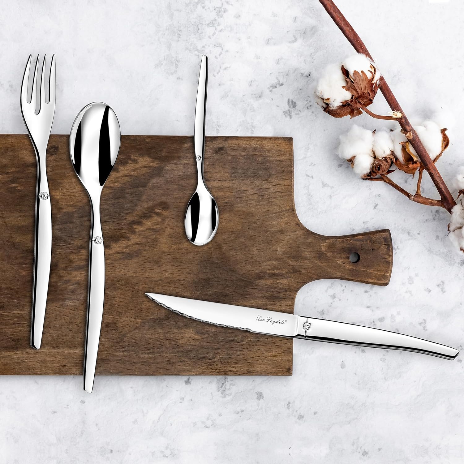 Lou Laguiole - Jet - Bestekset 24 delig Frans design Luxe bestekset voor 6 personen 18/0 edelstaal High Gloss Polished › Meer productgegevens bekijken Merk Lou Laguiole Aantal items 24 Materiaal Roestvrij staal Kleur Staal Instructies voor productverzorgi
