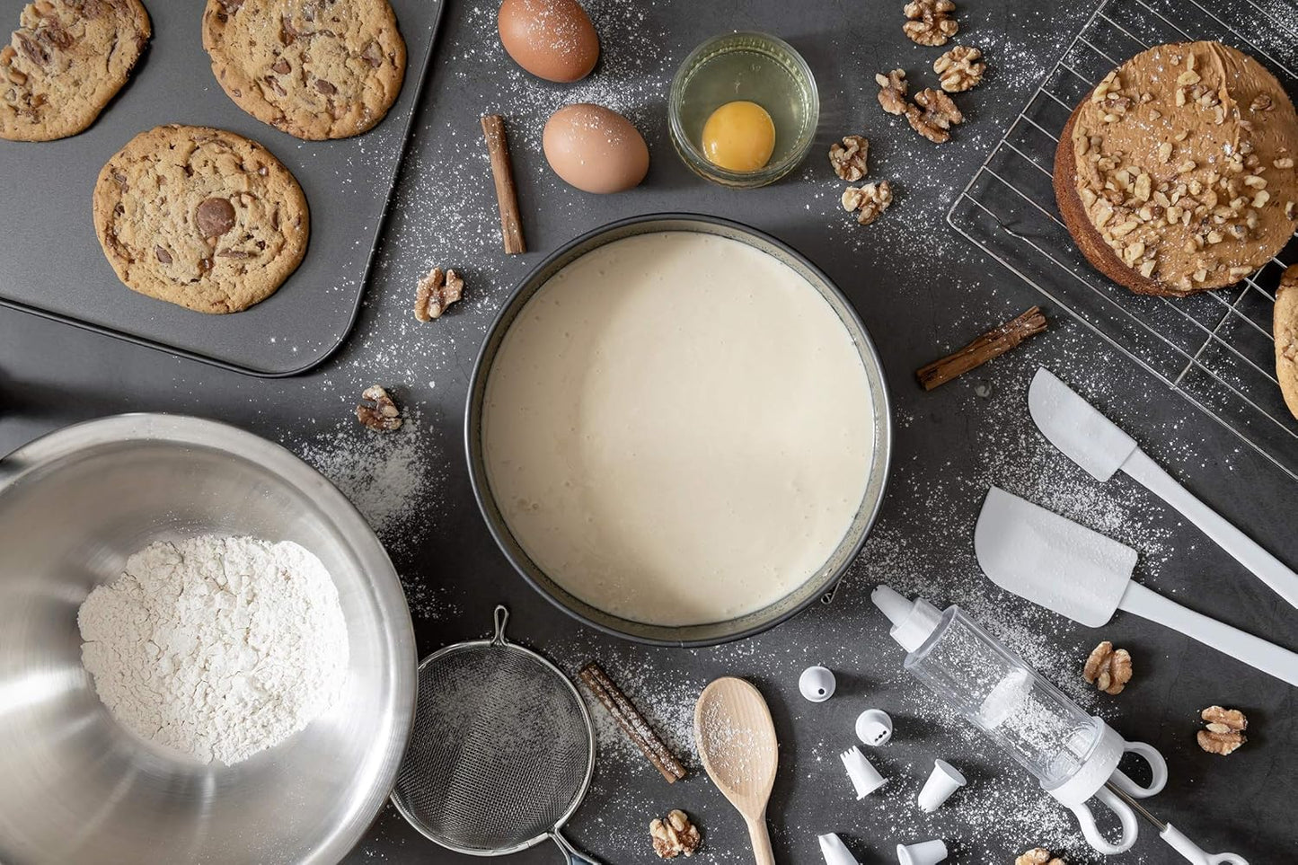 Chef Aid Anti-aanbak Carbonstalen Bakplaat Over dit item Chef Aid Anti-aanbak Bakplaat van Koolstofstaal, duurzame antiaanbaklaag, geschikt voor koelkast en vriezer, ideaal voor gebak en braadstukken, Afmetingen 39 cm x 25,5 cm, Koolstofstalen Ovenschaal.