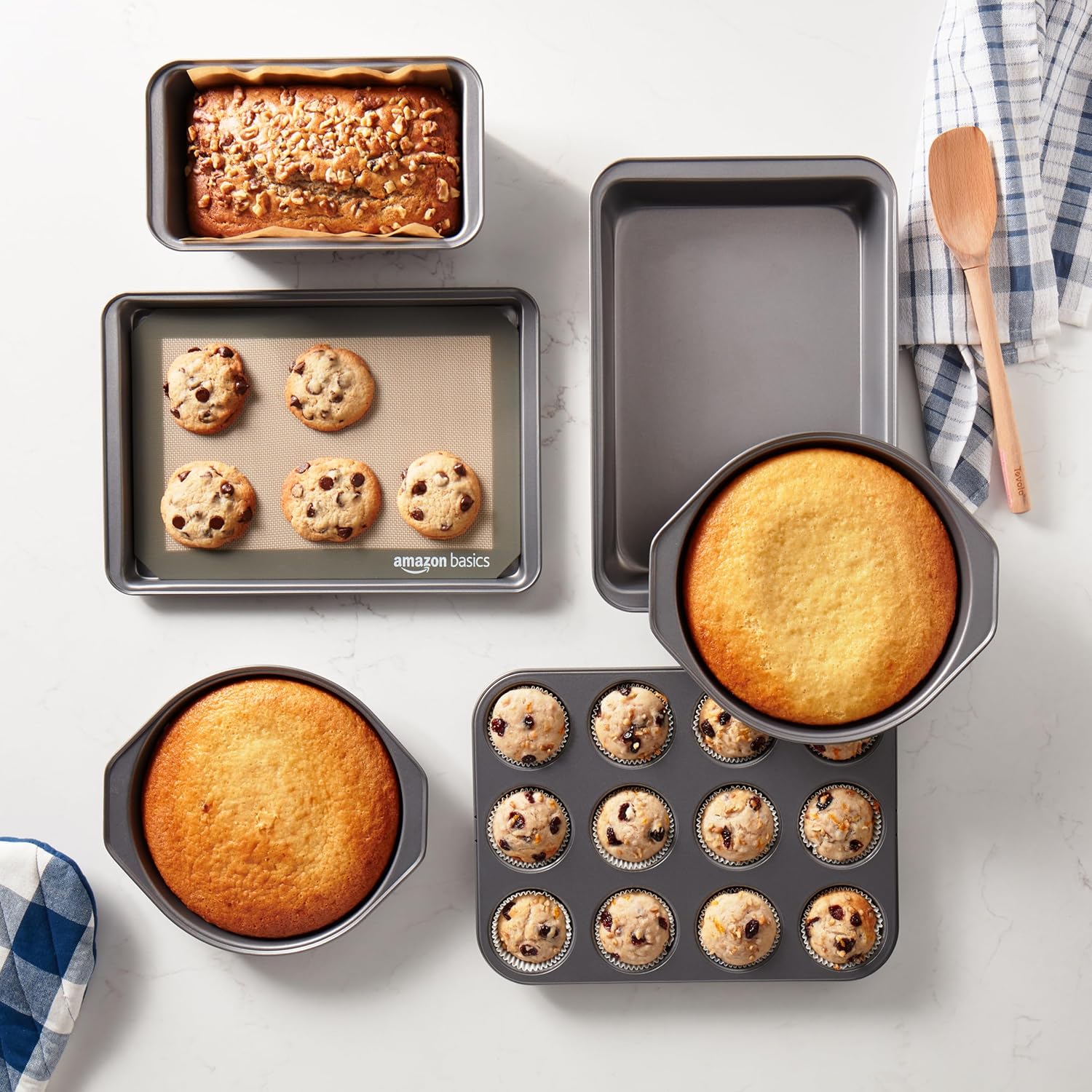6-delige bakset met anti-aanbaklaag Over dit item De 6-delige bakset bestaat uit een broodpan van 22,8 x 12,7 cm, 2 ronde koekenpannen van 22,8 cm, een muffinpan met 12 vormpjes, een braadpan van 33 x 22,8 cm en een bakplaat van 33 x 22,8 cm. Gemaakt van