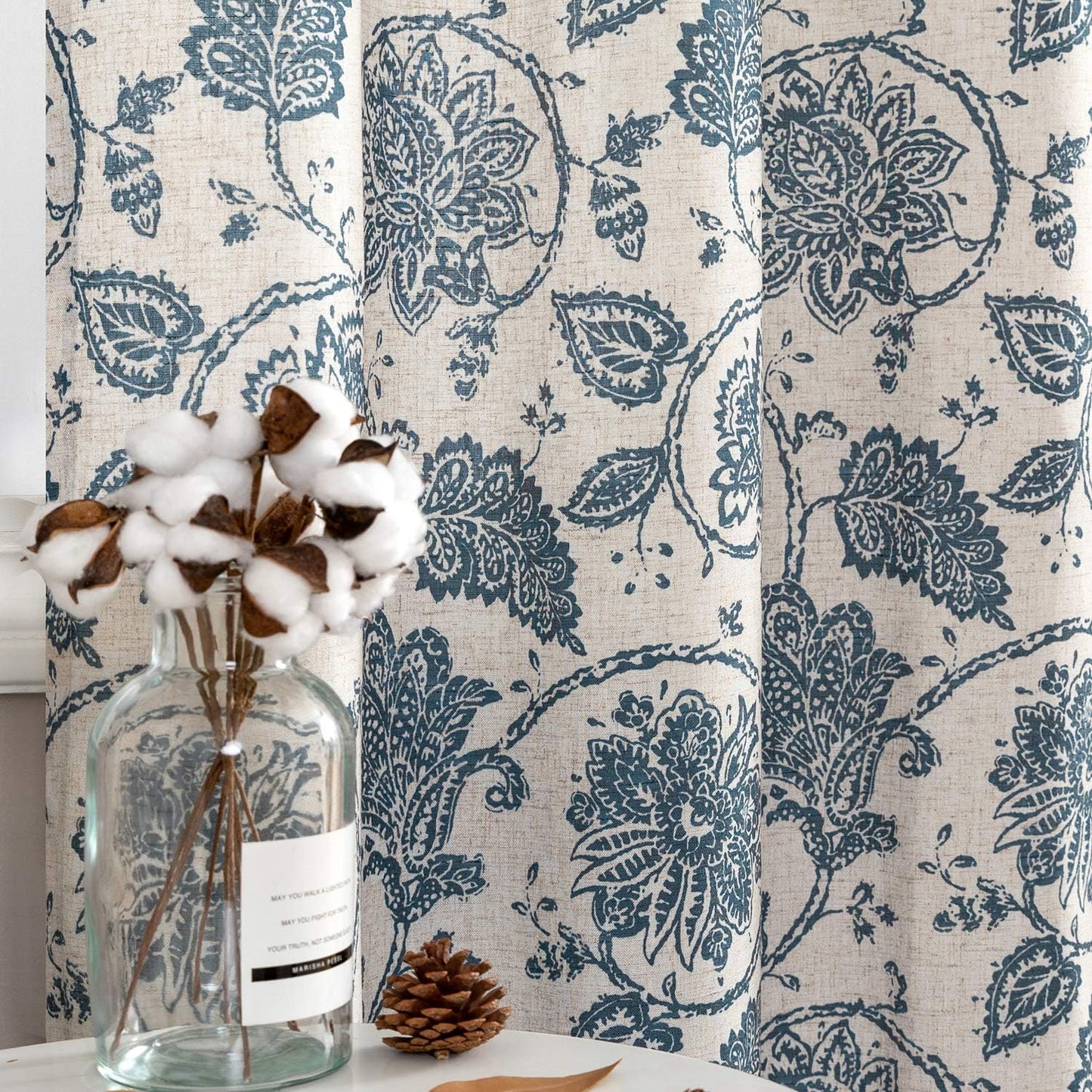 TOPICK Bloemen Keuken Gordijnen 61 cm Drop Linnen Doorschijnend Korte Cafe Botanische Print Kleine Raam Rod Pocket voor Wasruimte Badkamer 2 Panelen Verbena Grijs Verpakking: je ontvangt 2 gordijnen van 85% polyester+15% linnen. De afmetingen per stuk zij