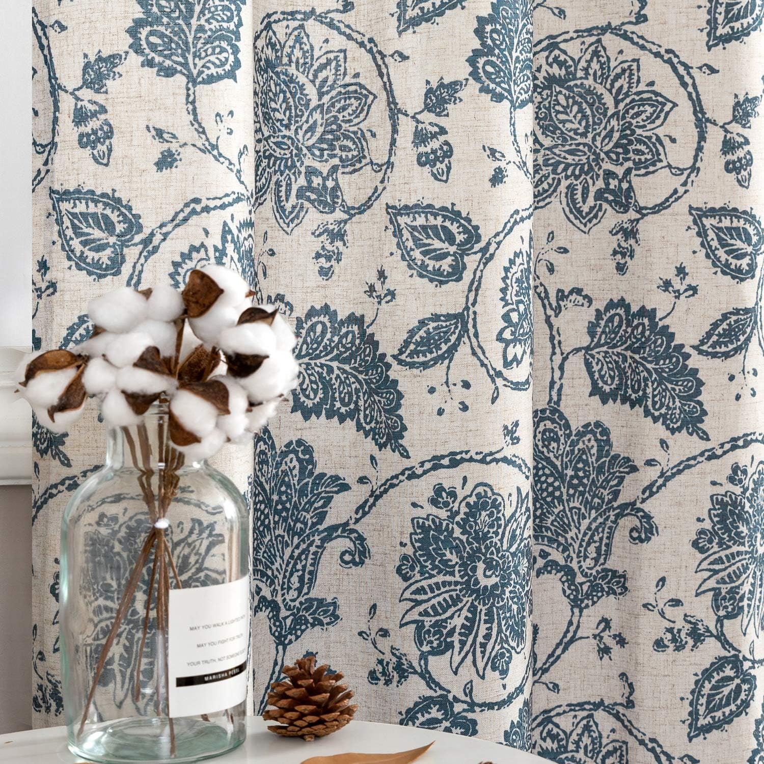 TOPICK Bloemen Keuken Gordijnen 61 cm Drop Linnen Doorschijnend Korte Cafe Botanische Print Kleine Raam Rod Pocket voor Wasruimte Badkamer 2 Panelen Verbena Grijs Verpakking: je ontvangt 2 gordijnen van 85% polyester+15% linnen. De afmetingen per stuk zij