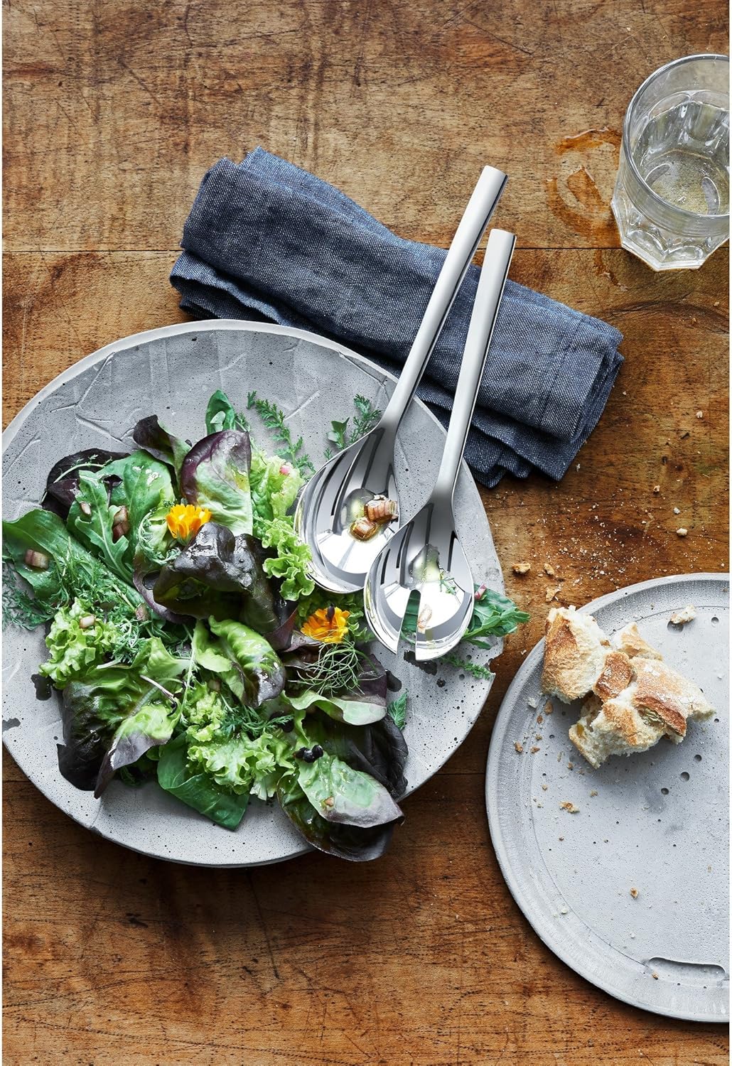 WMF Nuova Saladecouvert 30cm, 2-delig, Saladevork & lepel Cromargan: 18/10 roestvrij staal: Het bestek is uitermate duurzaam, vormvast, hygiënisch, zuurbestendig en zeer goed bestand tegen gebruikerssporen. Vaatwasmachinebestendig Lengte van 30 cm Inhoud: